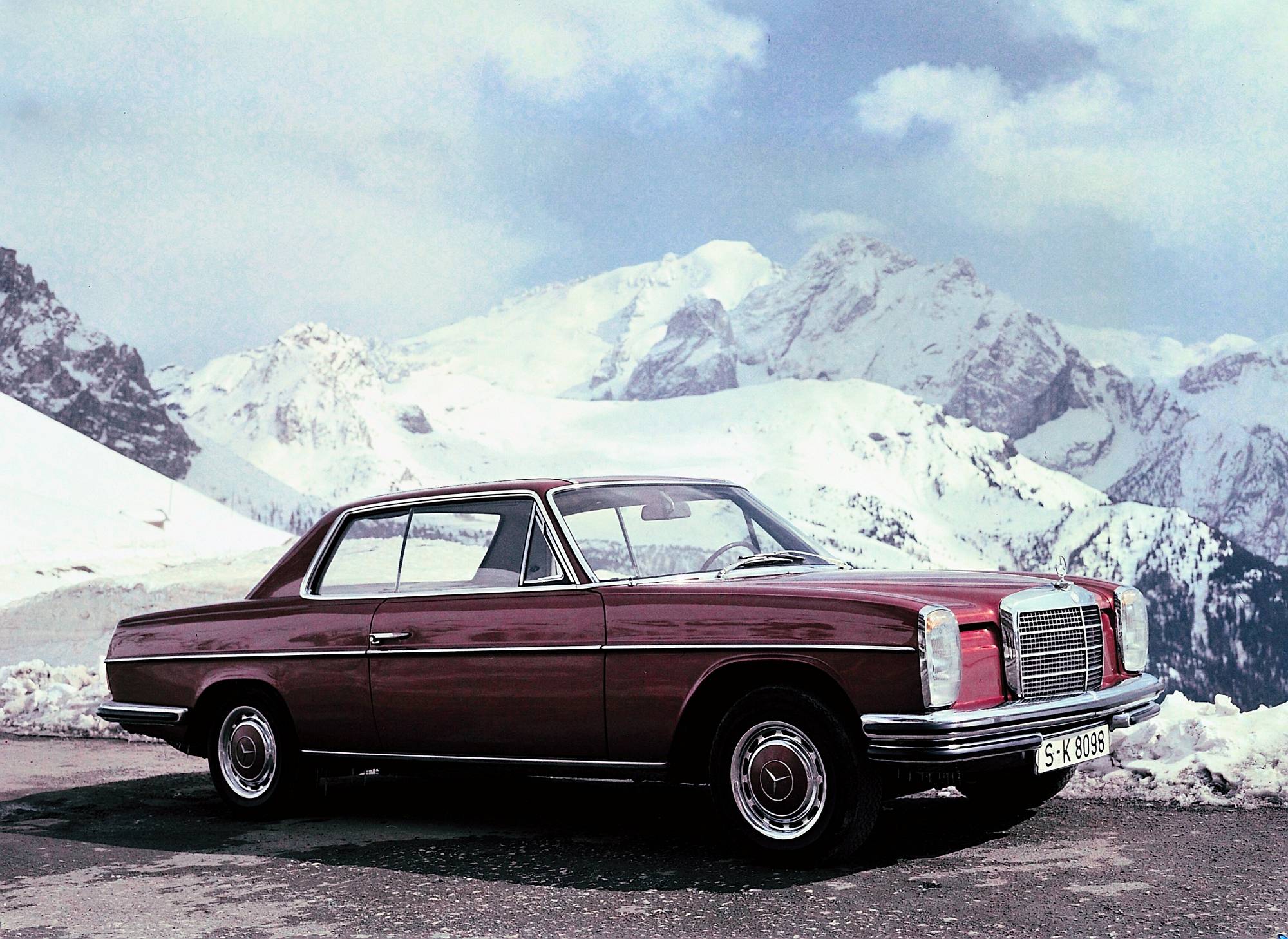 Historie der Mercedes-Benz E-Klasse Coupés und Cabriolets: sportlich-elegante Zweitürer mit großem Flair

The history of the Mercedes-Benz E-Class Coupés and Cabriolets: Sporty and elegant two-door cars with tremendous style