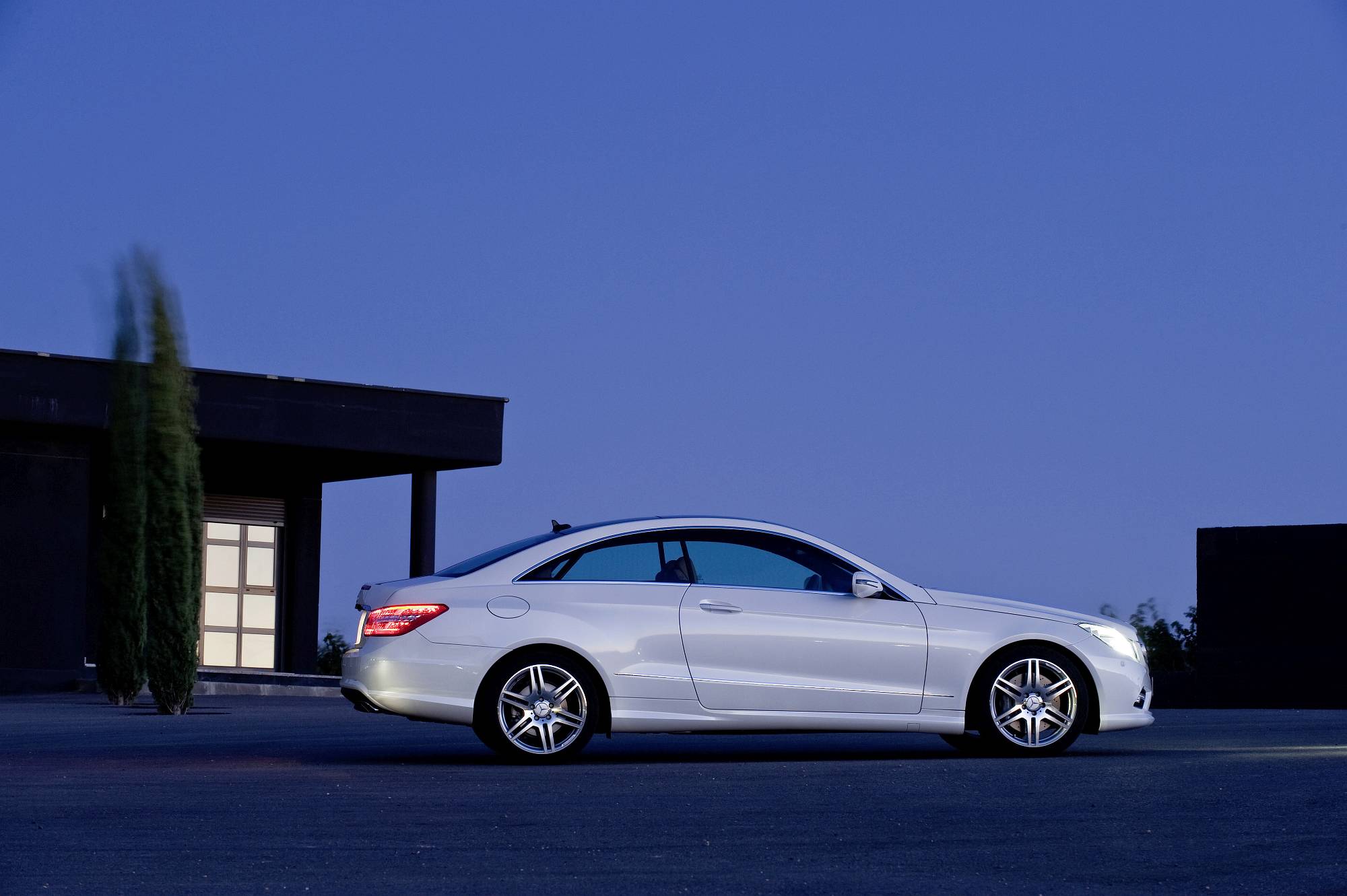 Historie der Mercedes-Benz E-Klasse Coupés und Cabriolets: sportlich-elegante Zweitürer mit großem Flair

The history of the Mercedes-Benz E-Class Coupés and Cabriolets: Sporty and elegant two-door cars with tremendous style