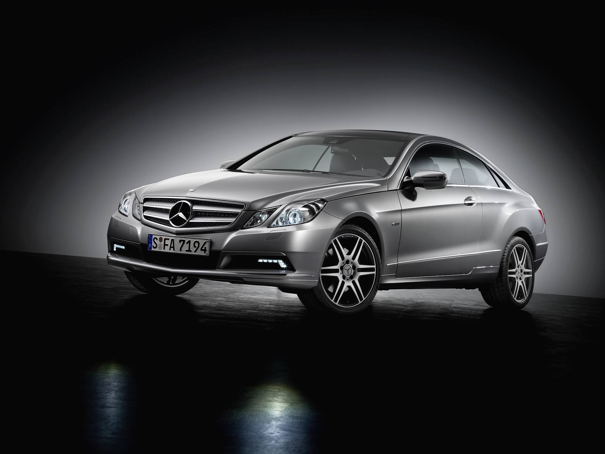 Historie der Mercedes-Benz E-Klasse Coupés und Cabriolets: sportlich-elegante Zweitürer mit großem Flair

The history of the Mercedes-Benz E-Class Coupés and Cabriolets: Sporty and elegant two-door cars with tremendous style