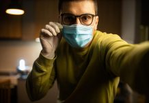 O truque para evitar que os óculos embaciem ao usar máscara