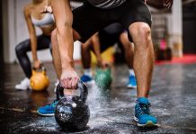 Agarre no kettlebell e domine o movimento do Super-Homem