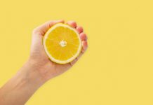 Esta é a forma mais fácil de sempre de espremer um limão