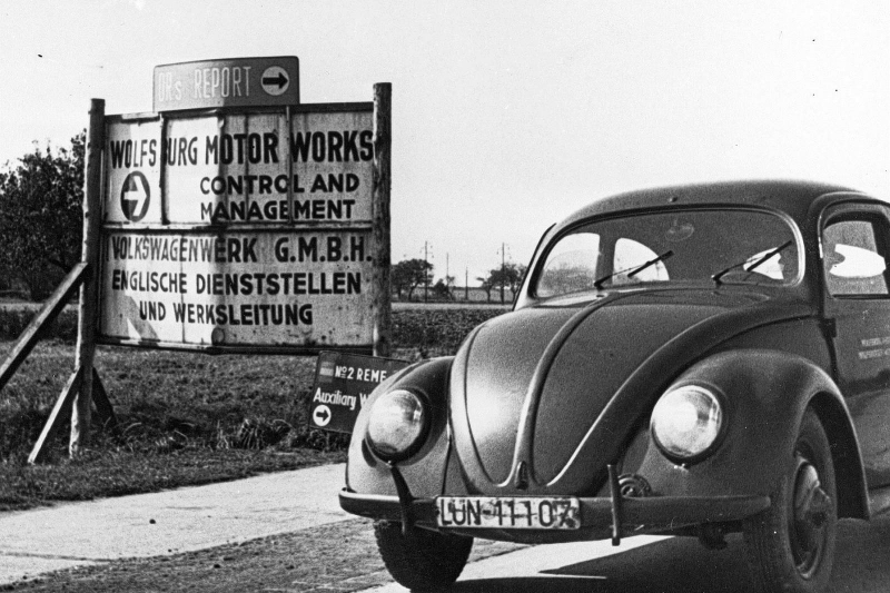 Volkswagen_primeiro_Beetle_a_sair_da_linha_de_montagem