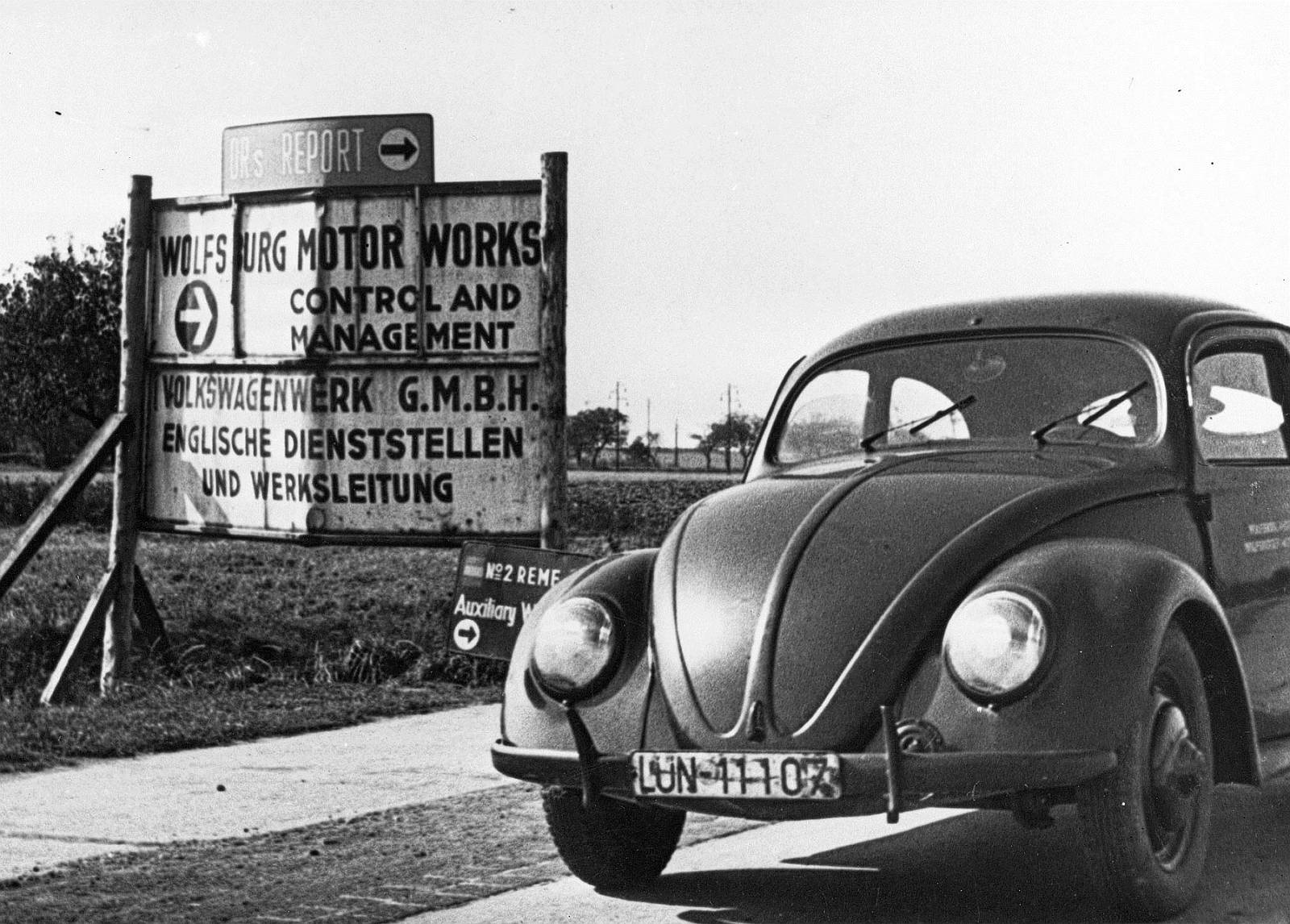 Volkswagen_primeiro_Beetle_a_sair_da_linha_de_montagem