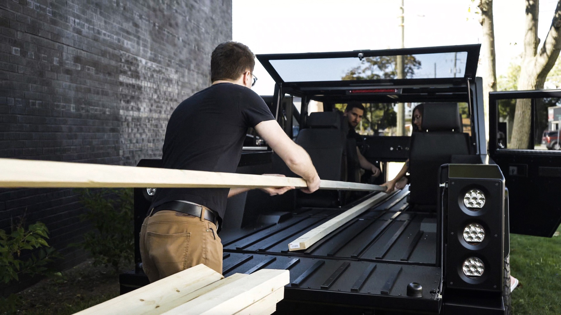 bollinger-b2-passthrough_100748485_h