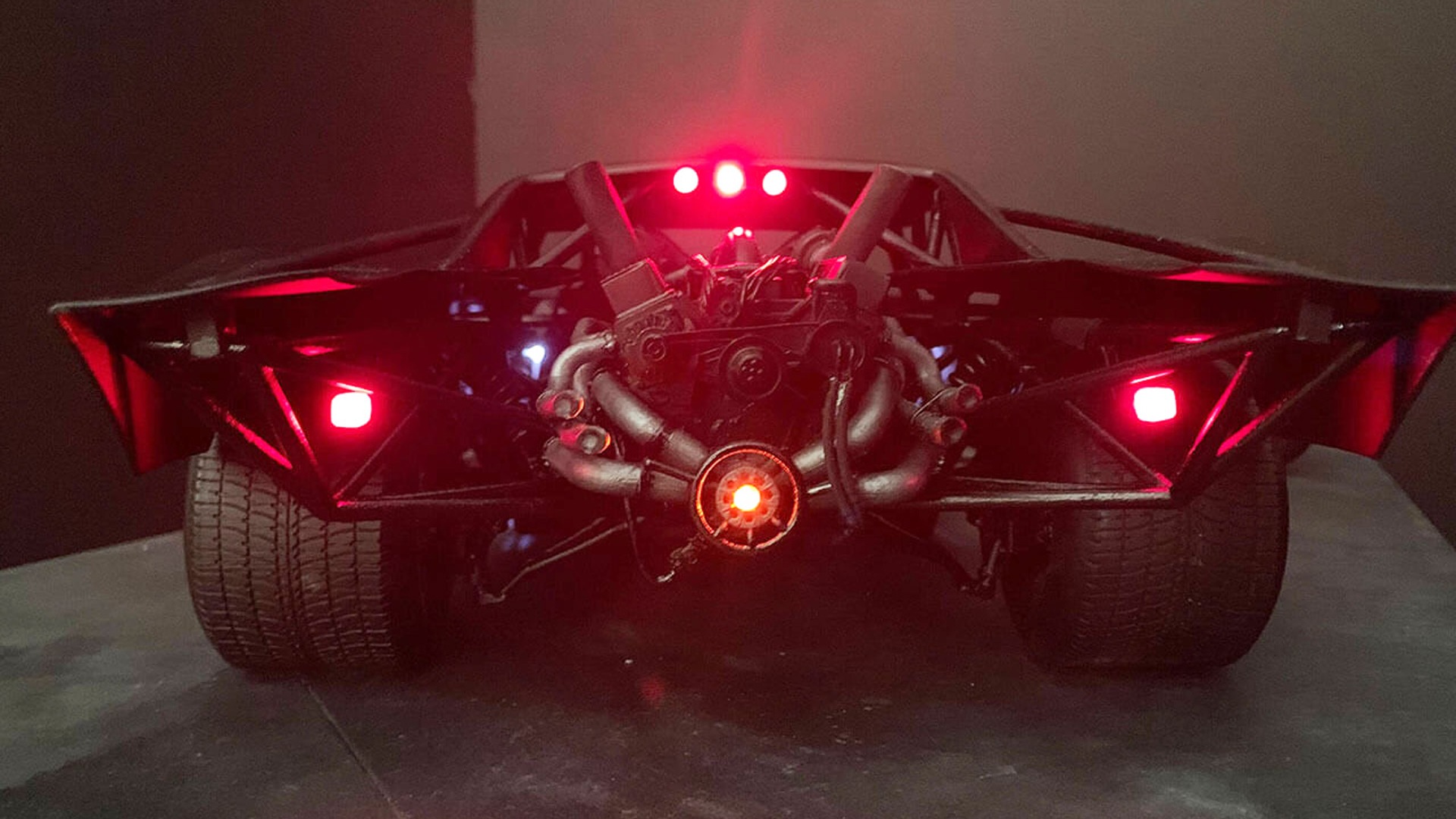 the-batman-batmobile–photo-credit-thebatrobert-twitter_100748518