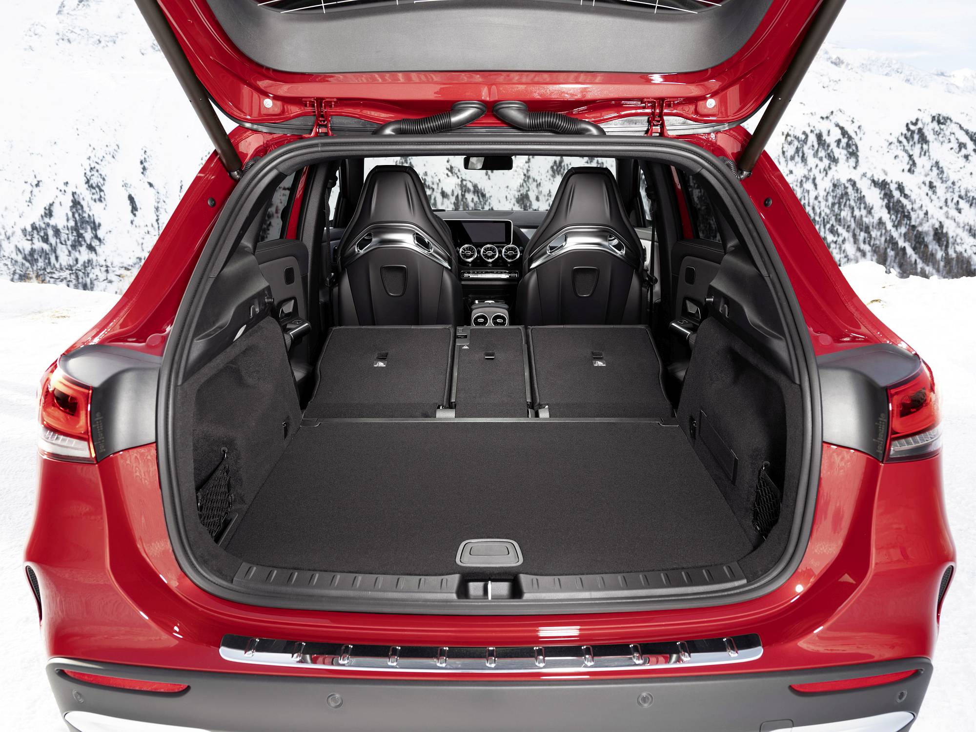 Verkaufsstart für die neuen Mercedes-AMG GLA Modelle: Kompakte Performance-SUV jetzt bestellbar

Sales release for the new Mercedes-AMG GLA models: Compact performance SUV now available to order