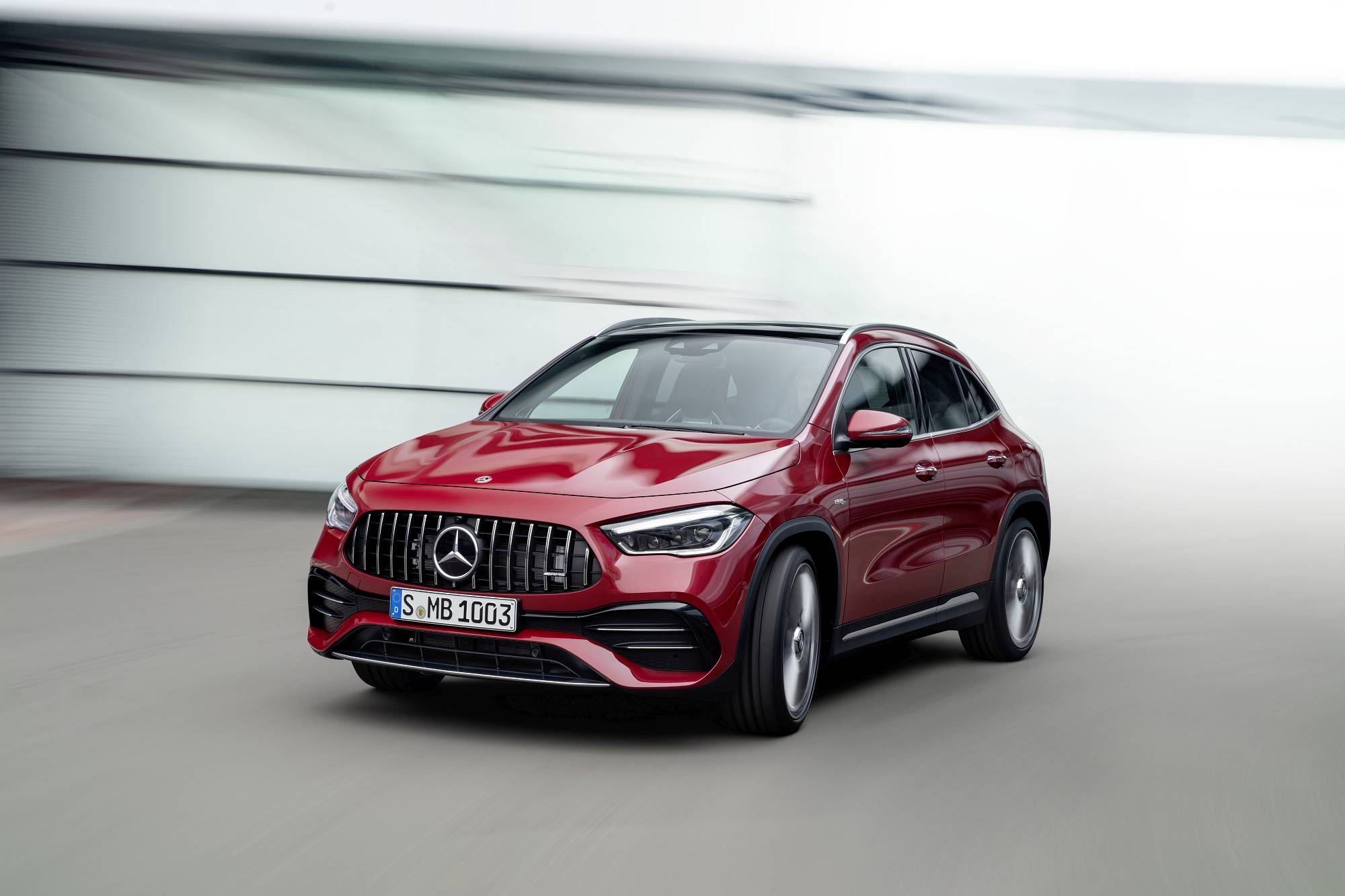 Verkaufsstart für die neuen Mercedes-AMG GLA Modelle: Kompakte Performance-SUV jetzt bestellbar

Sales release for the new Mercedes-AMG GLA models: Compact performance SUV now available to order