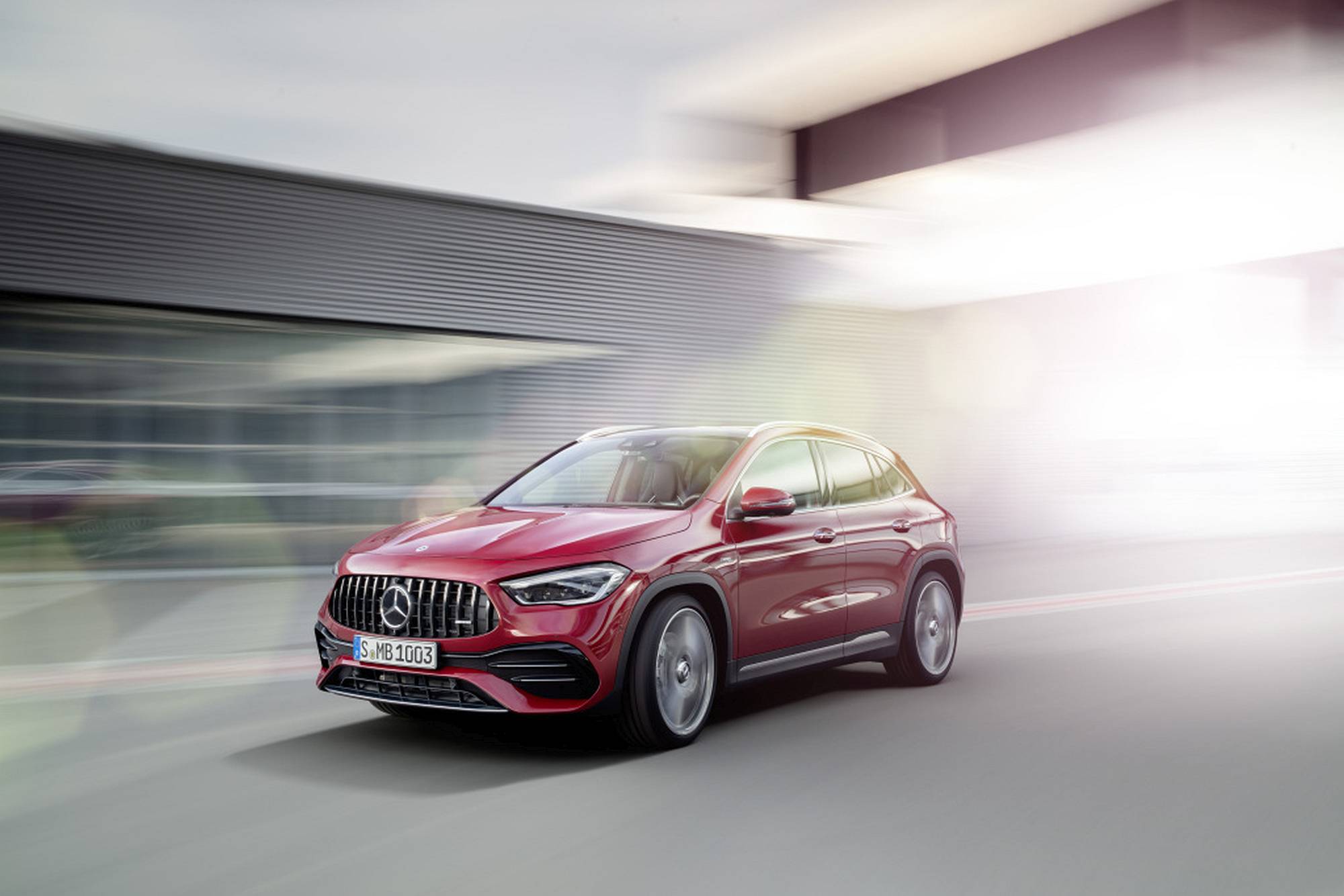 Verkaufsstart für die neuen Mercedes-AMG GLA Modelle: Kompakte Performance-SUV jetzt bestellbar

Sales release for the new Mercedes-AMG GLA models: Compact performance SUV now available to order