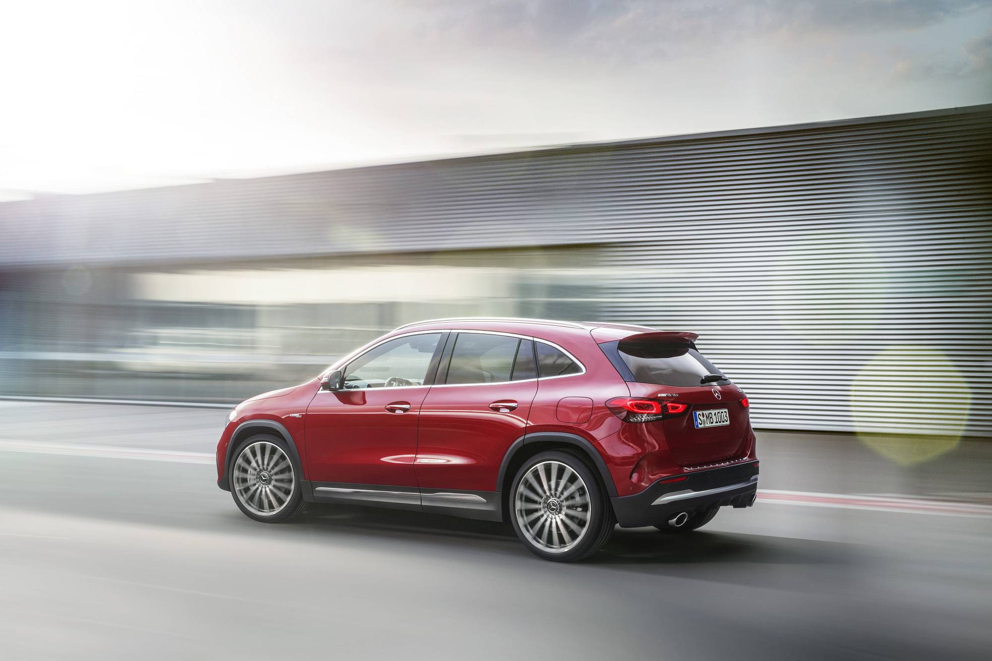 Verkaufsstart für die neuen Mercedes-AMG GLA Modelle: Kompakte Performance-SUV jetzt bestellbar

Sales release for the new Mercedes-AMG GLA models: Compact performance SUV now available to order