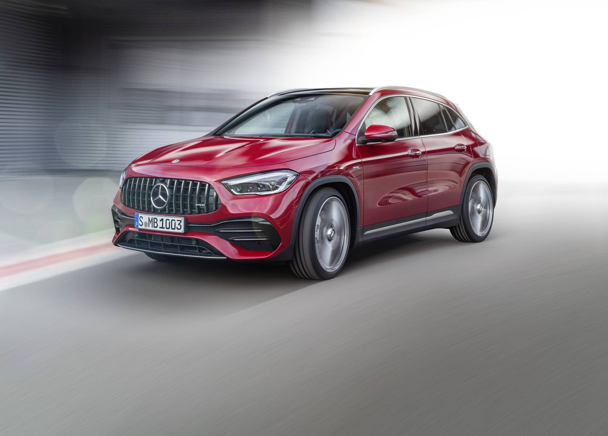 Verkaufsstart für die neuen Mercedes-AMG GLA Modelle: Kompakte Performance-SUV jetzt bestellbar

Sales release for the new Mercedes-AMG GLA models: Compact performance SUV now available to order