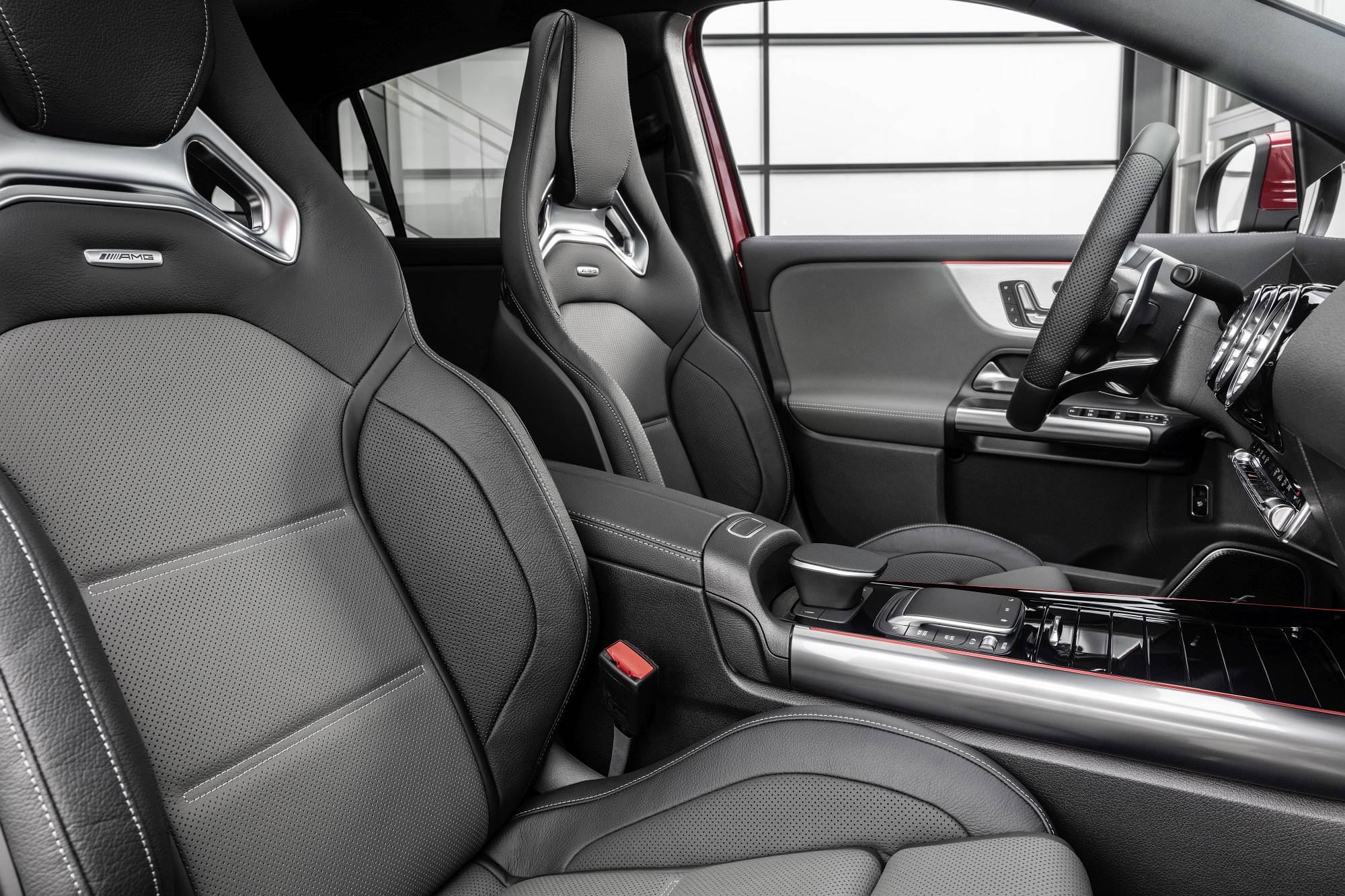 Verkaufsstart für die neuen Mercedes-AMG GLA Modelle: Kompakte Performance-SUV jetzt bestellbar

Sales release for the new Mercedes-AMG GLA models: Compact performance SUV now available to order