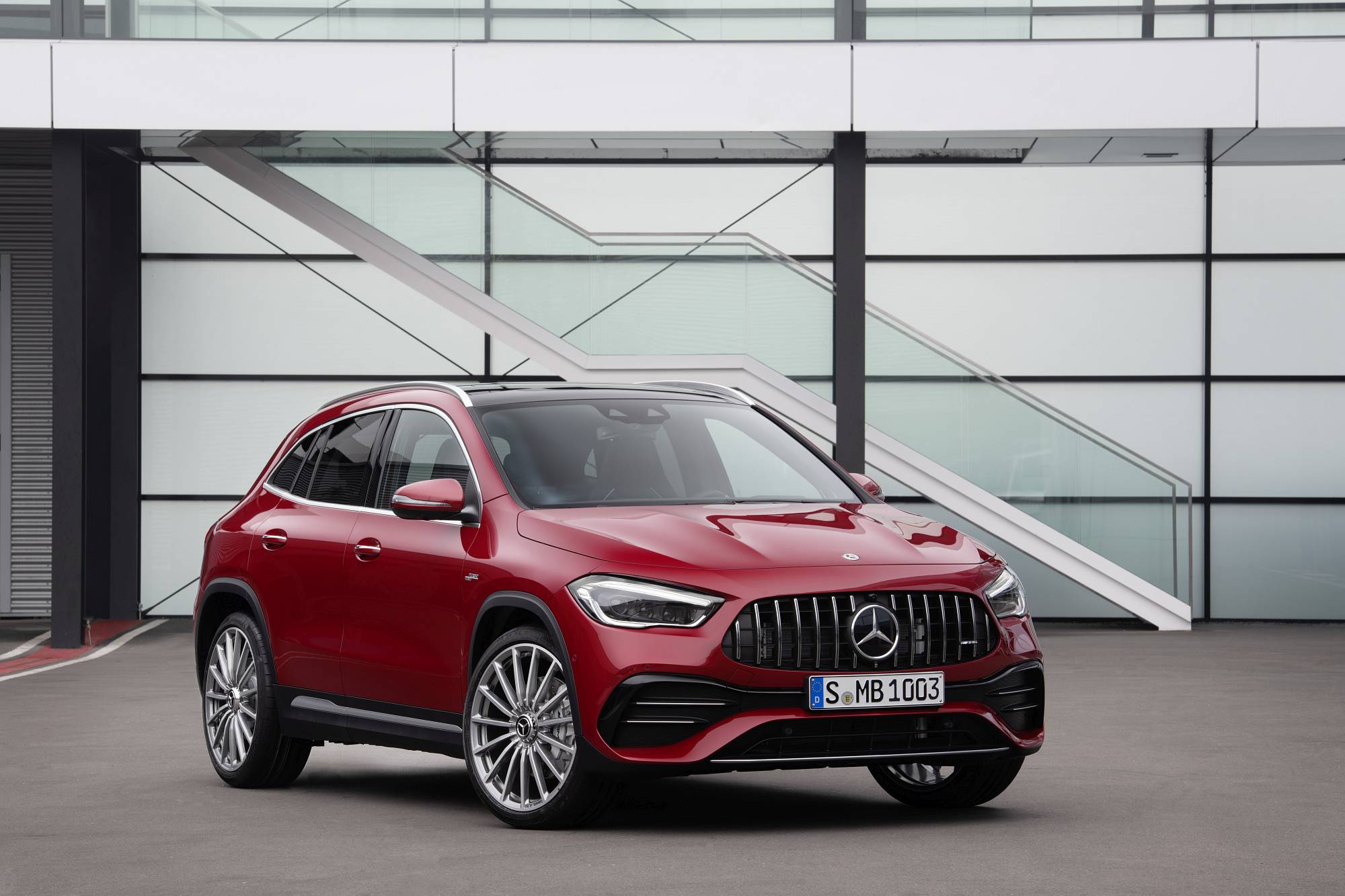 Verkaufsstart für die neuen Mercedes-AMG GLA Modelle: Kompakte Performance-SUV jetzt bestellbar

Sales release for the new Mercedes-AMG GLA models: Compact performance SUV now available to order
