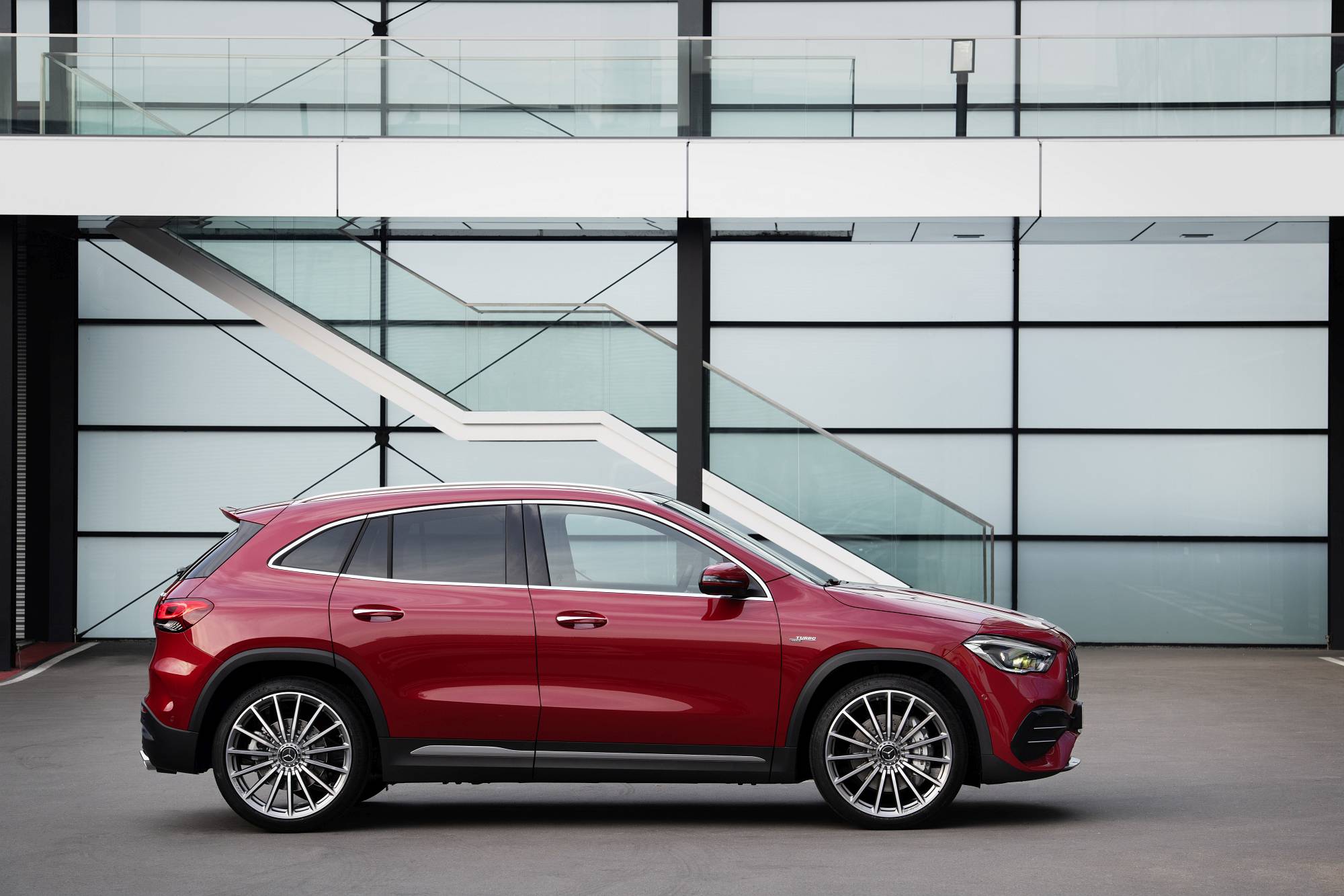 Verkaufsstart für die neuen Mercedes-AMG GLA Modelle: Kompakte Performance-SUV jetzt bestellbar

Sales release for the new Mercedes-AMG GLA models: Compact performance SUV now available to order