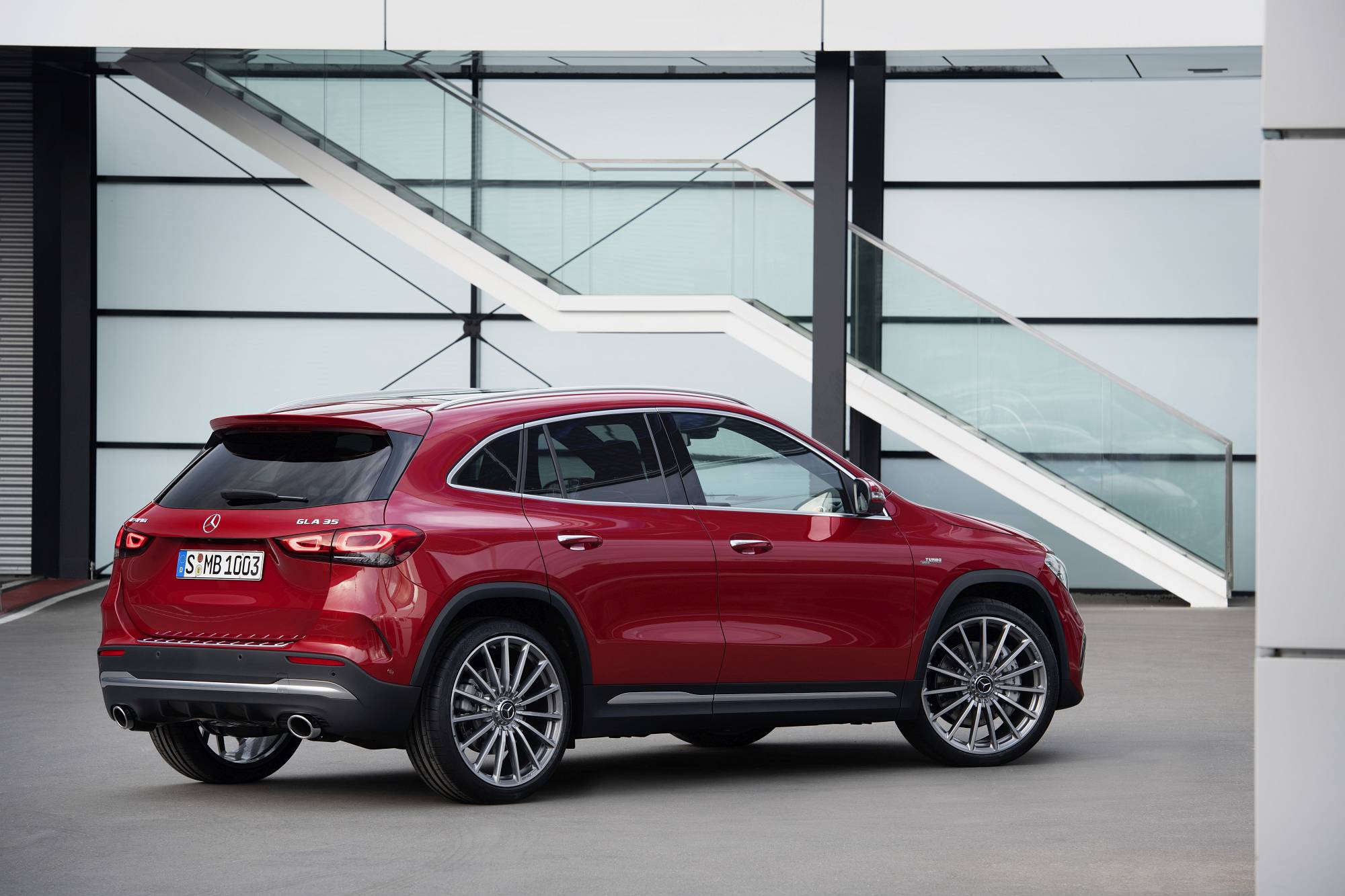 Verkaufsstart für die neuen Mercedes-AMG GLA Modelle: Kompakte Performance-SUV jetzt bestellbar

Sales release for the new Mercedes-AMG GLA models: Compact performance SUV now available to order