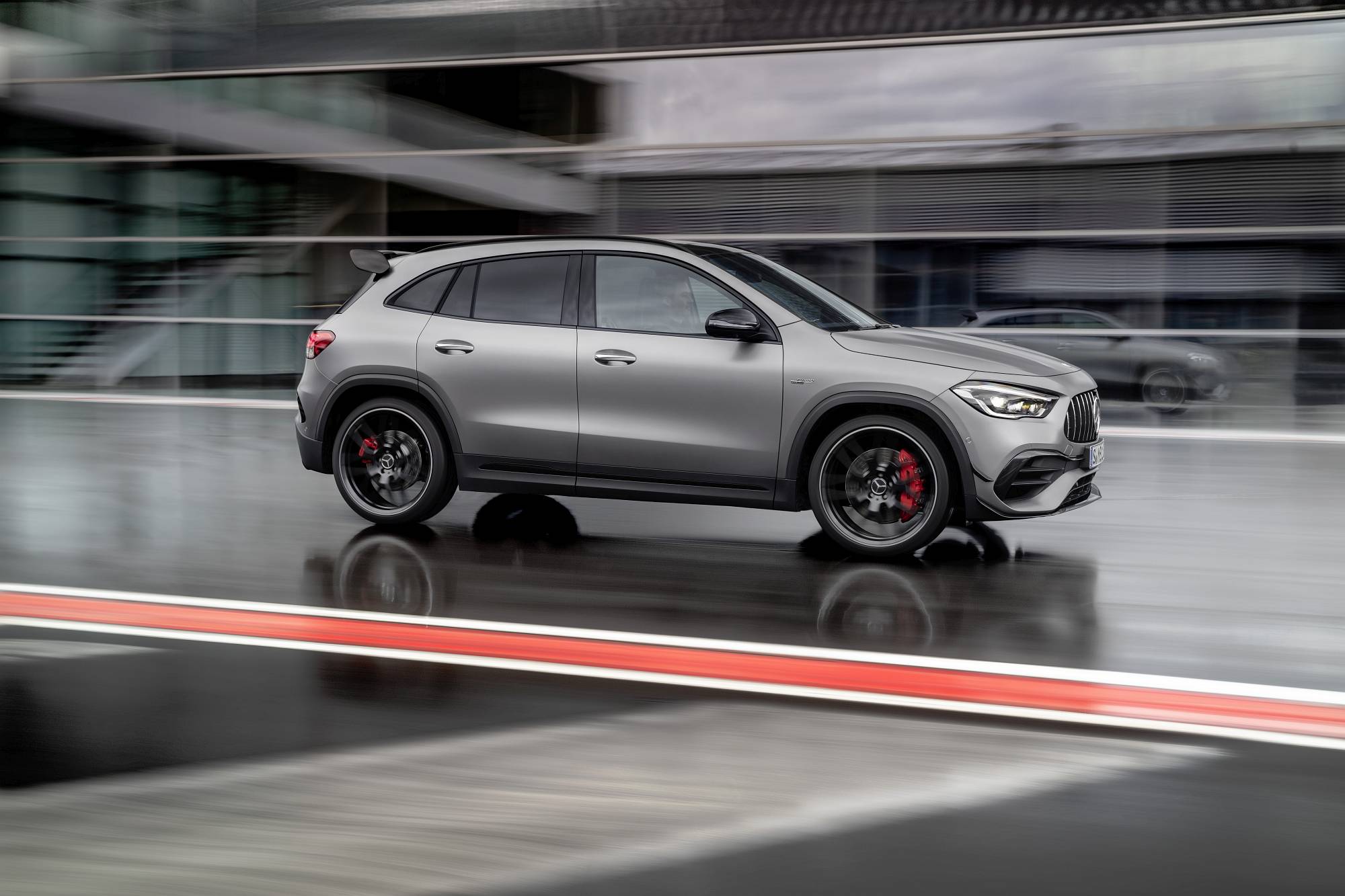 Verkaufsstart für die neuen Mercedes-AMG GLA Modelle: Kompakte Performance-SUV jetzt bestellbar

Sales release for the new Mercedes-AMG GLA models: Compact performance SUV now available to order