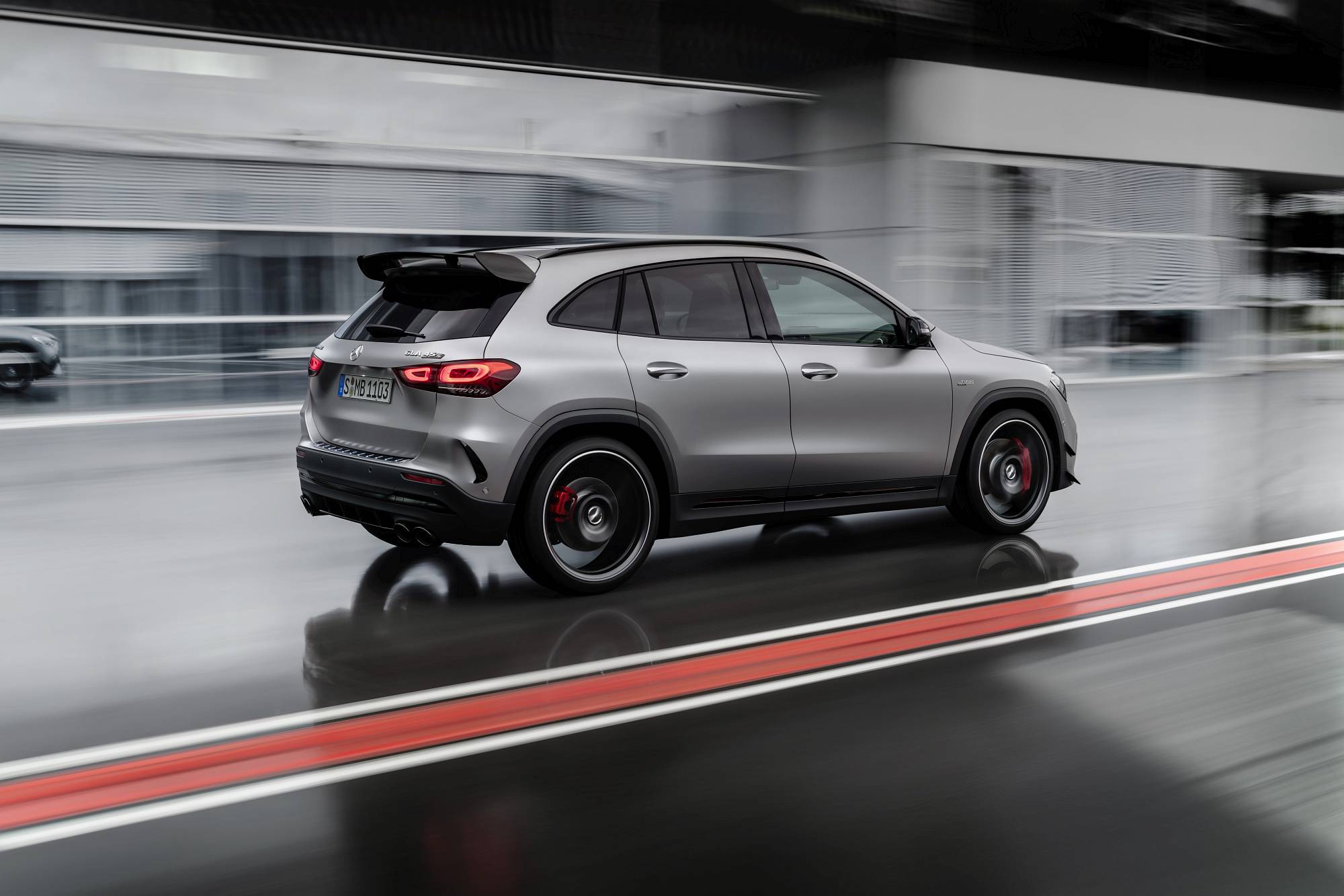 Verkaufsstart für die neuen Mercedes-AMG GLA Modelle: Kompakte Performance-SUV jetzt bestellbar

Sales release for the new Mercedes-AMG GLA models: Compact performance SUV now available to order