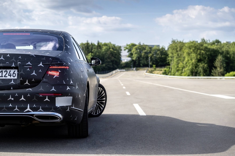 Meet the S-Class DIGITAL: „Innovation by Intelligence“: Fahrvergnügen auf höchstem Niveau: geschützt und unterstütztMeet the S-Class DIGITAL: “Innovation by Intelligence”: Driving enjoyment at the highest level: protected and supported