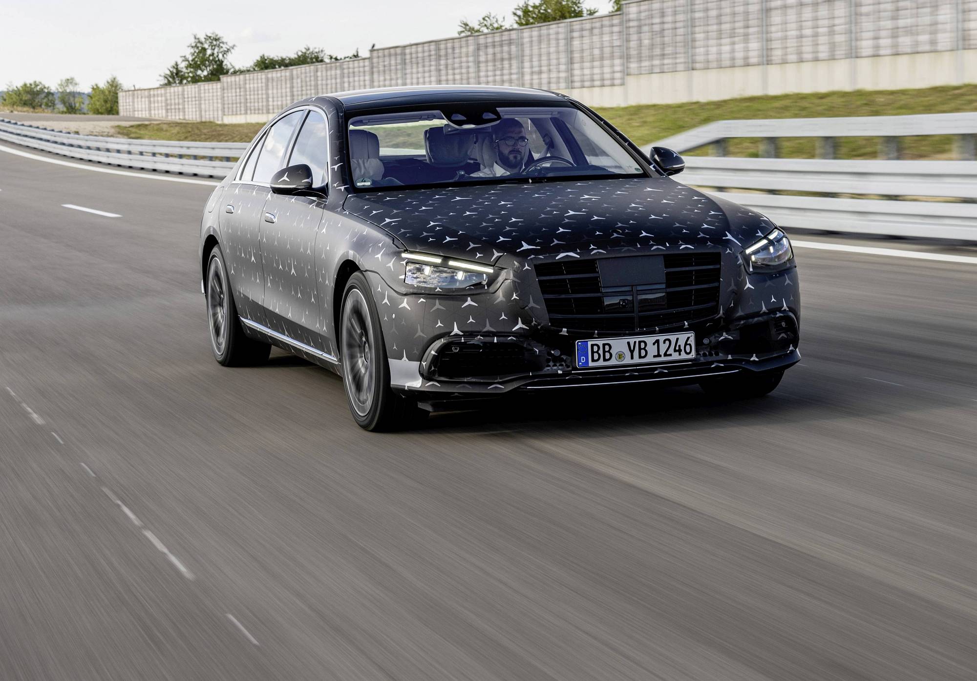 Meet the S-Class DIGITAL: „Innovation by Intelligence“: Fahrvergnügen auf höchstem Niveau: geschützt und unterstützt

Meet the S-Class DIGITAL: “Innovation by Intelligence”: Driving enjoyment at the highest level: protected and supported