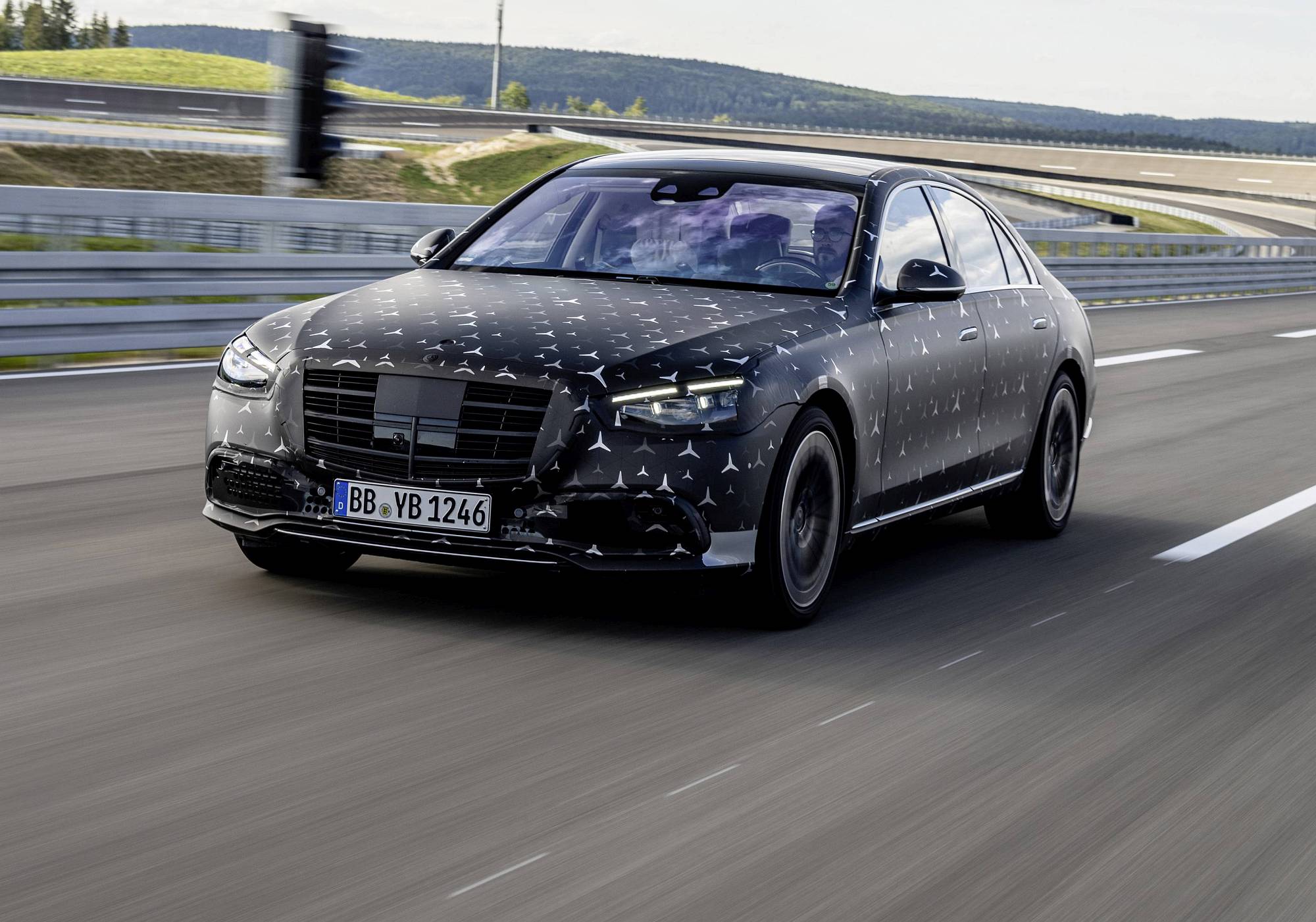 Meet the S-Class DIGITAL: „Innovation by Intelligence“: Fahrvergnügen auf höchstem Niveau: geschützt und unterstützt

Meet the S-Class DIGITAL: “Innovation by Intelligence”: Driving enjoyment at the highest level: protected and supported