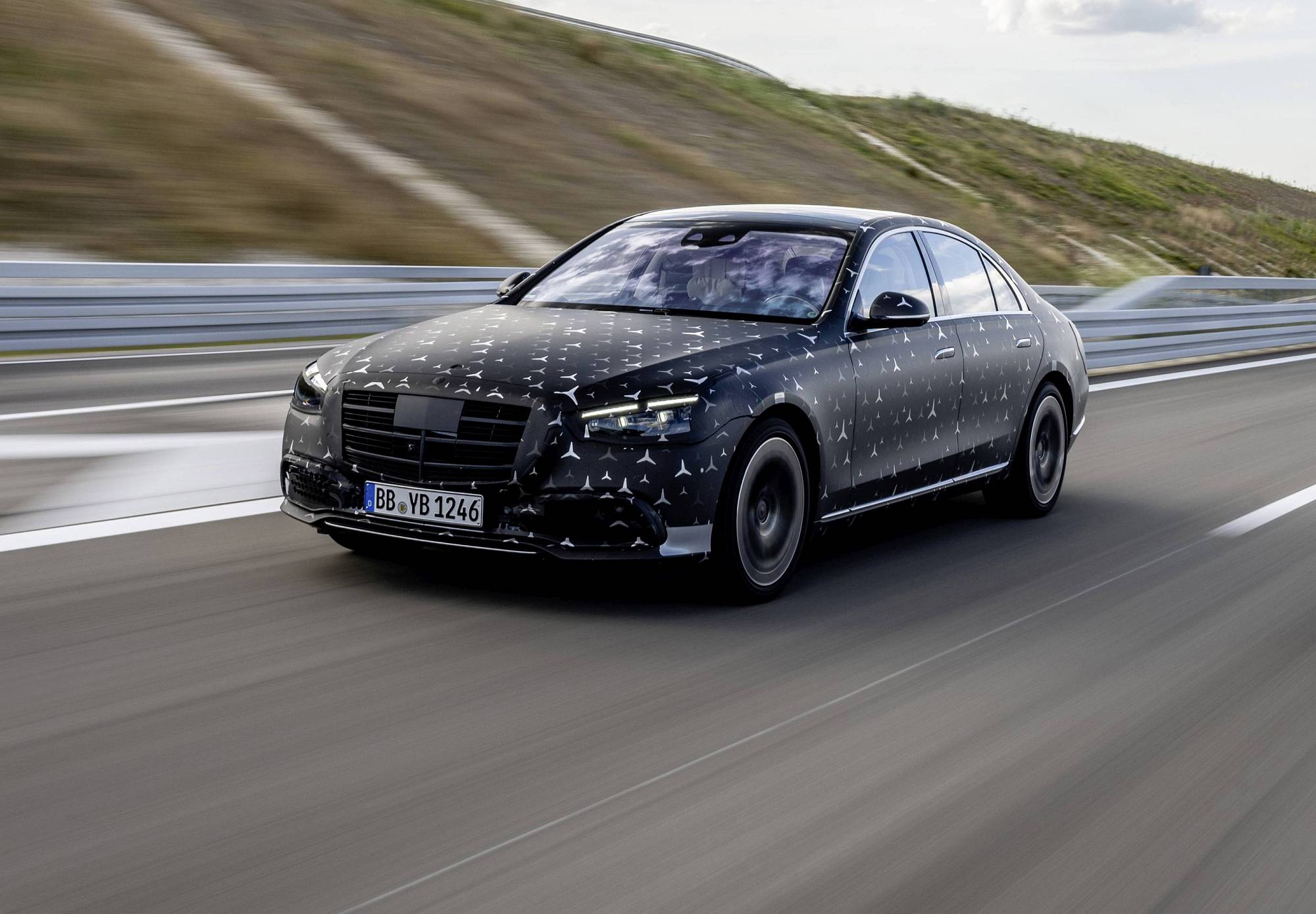 Meet the S-Class DIGITAL: „Innovation by Intelligence“: Fahrvergnügen auf höchstem Niveau: geschützt und unterstützt

Meet the S-Class DIGITAL: “Innovation by Intelligence”: Driving enjoyment at the highest level: protected and supported