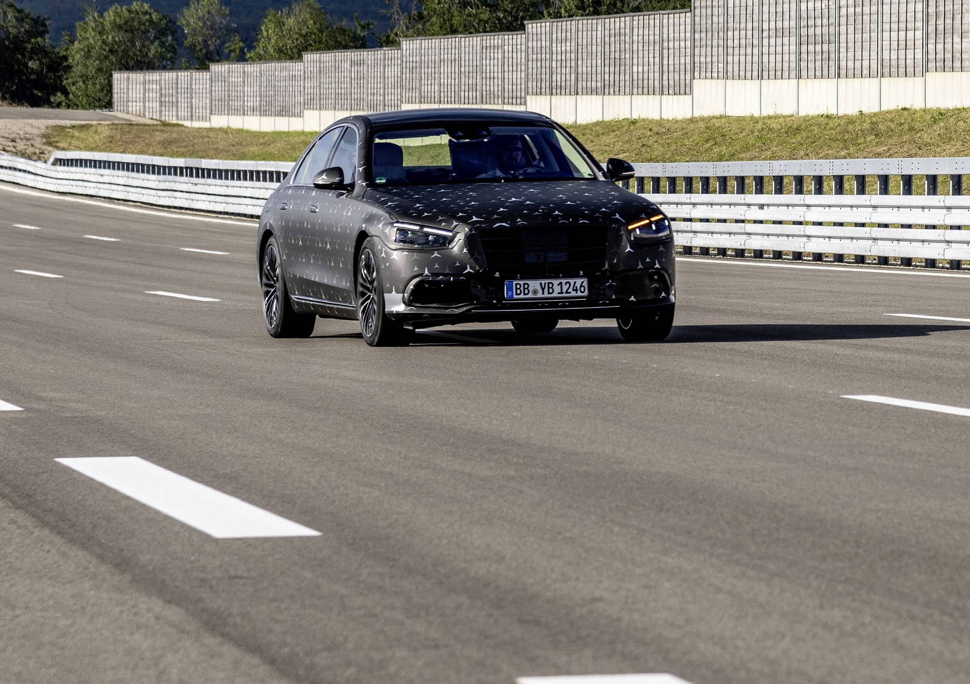 Meet the S-Class DIGITAL: „Innovation by Intelligence“: Fahrvergnügen auf höchstem Niveau: geschützt und unterstützt

Meet the S-Class DIGITAL: “Innovation by Intelligence”: Driving enjoyment at the highest level: protected and supported