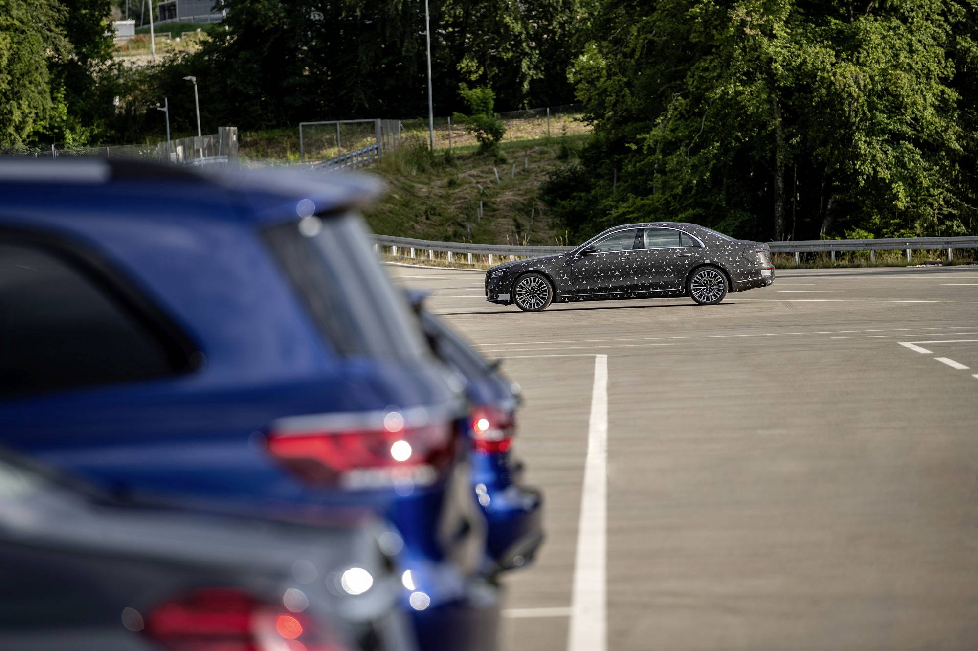 Meet the S-Class DIGITAL: „Innovation by Intelligence“: Fahrvergnügen auf höchstem Niveau: geschützt und unterstützt

Meet the S-Class DIGITAL: “Innovation by Intelligence”: Driving enjoyment at the highest level: protected and supported