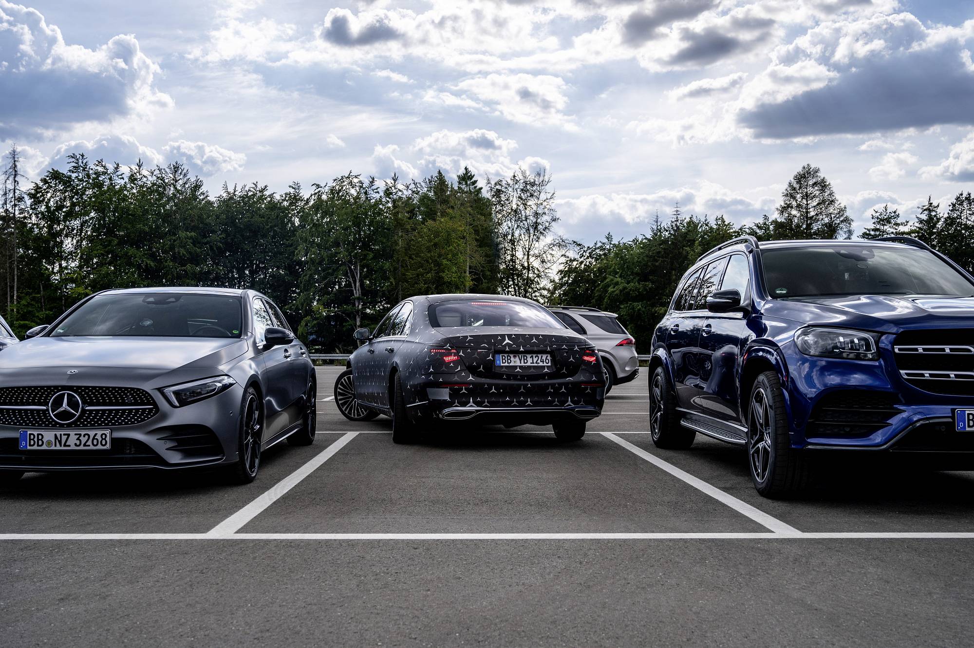 Meet the S-Class DIGITAL: „Innovation by Intelligence“: Fahrvergnügen auf höchstem Niveau: geschützt und unterstützt

Meet the S-Class DIGITAL: “Innovation by Intelligence”: Driving enjoyment at the highest level: protected and supported