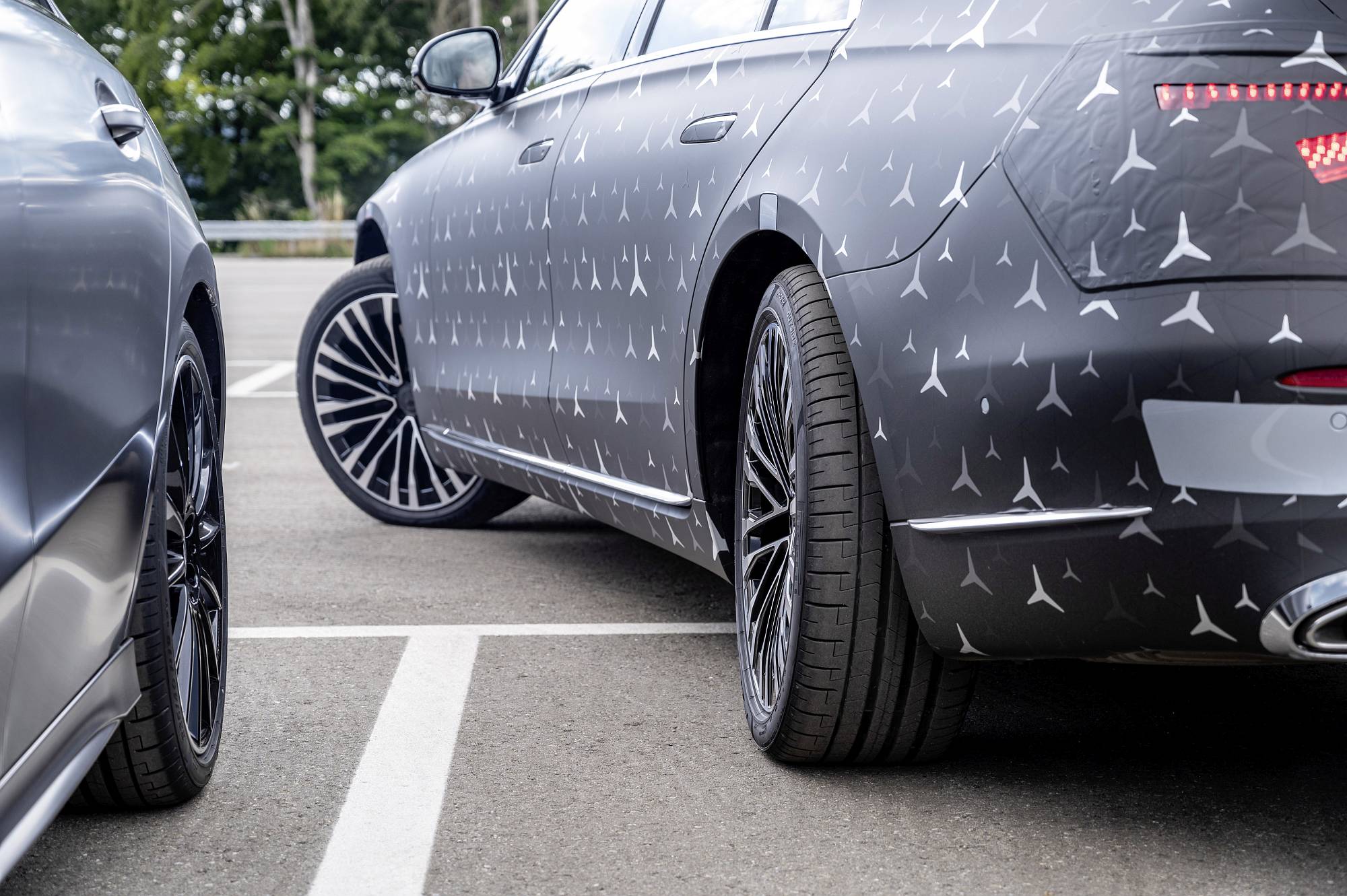 Meet the S-Class DIGITAL: „Innovation by Intelligence“: Fahrvergnügen auf höchstem Niveau: geschützt und unterstützt

Meet the S-Class DIGITAL: “Innovation by Intelligence”: Driving enjoyment at the highest level: protected and supported