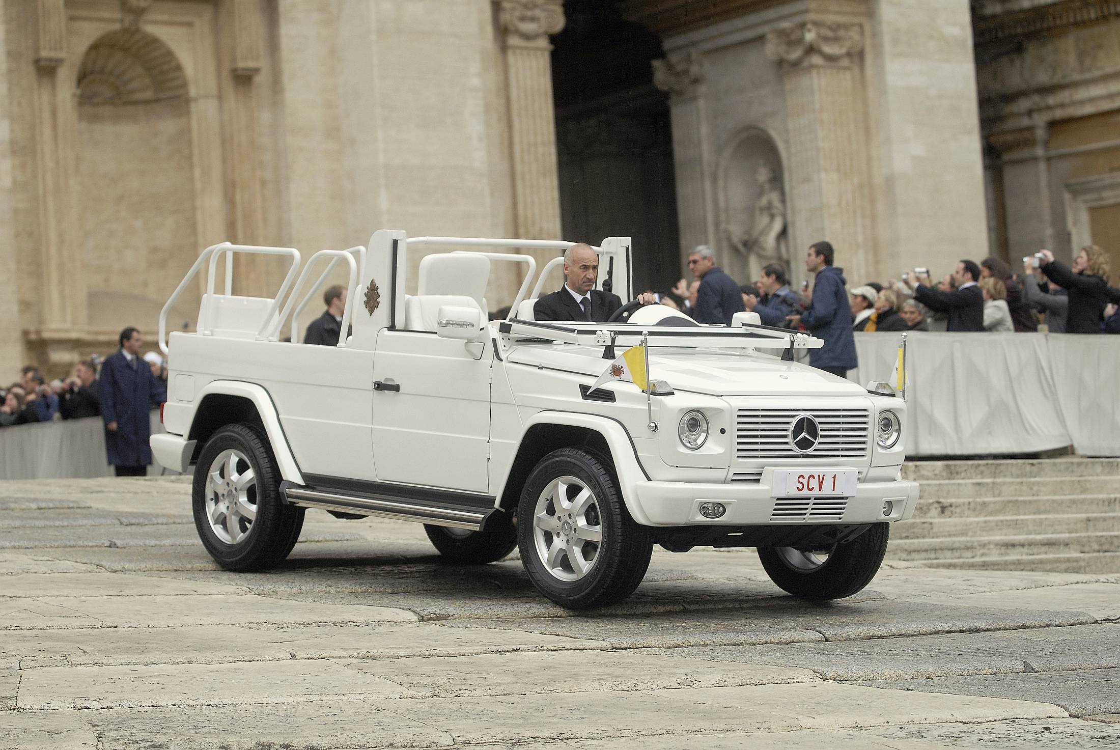 Premiere vor 40 Jahren: „Papamobil“ auf Basis der Mercedes-Benz G-Klasse

Premiere 40 years ago: “Popemobile” based on the Mercedes-Benz G-Class