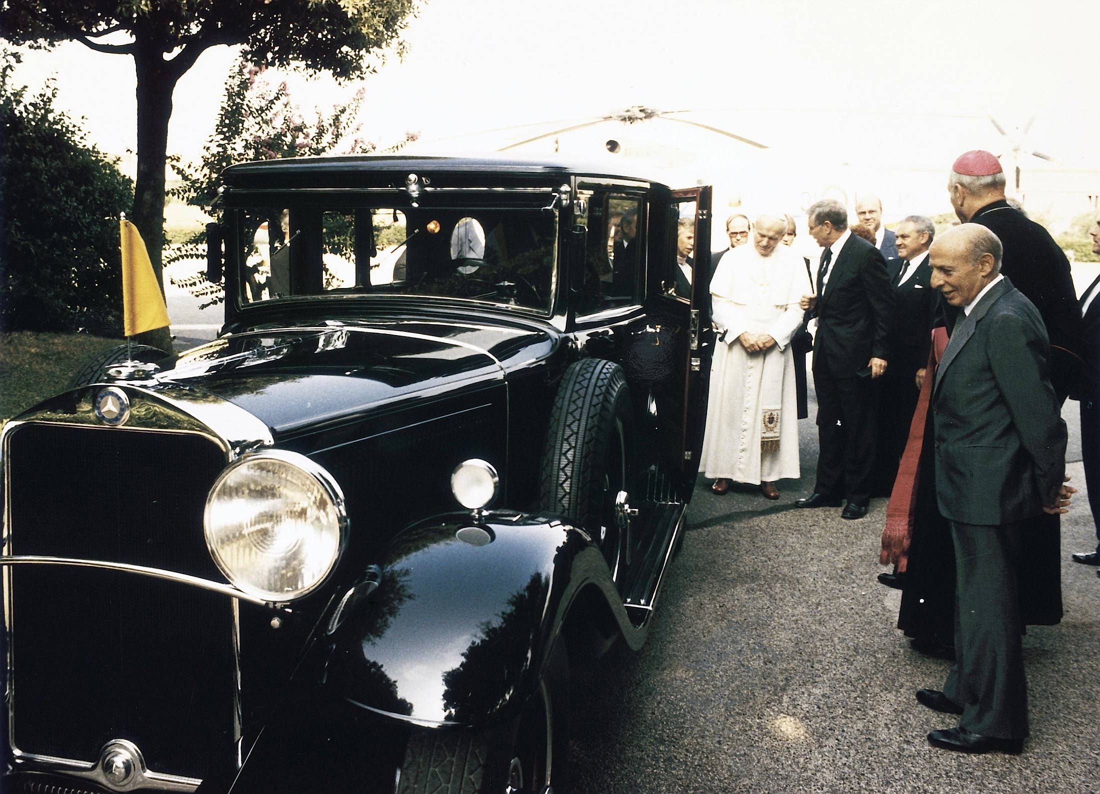 Premiere vor 40 Jahren: „Papamobil“ auf Basis der Mercedes-Benz G-Klasse

Premiere 40 years ago: “Popemobile” based on the Mercedes-Benz G-Class