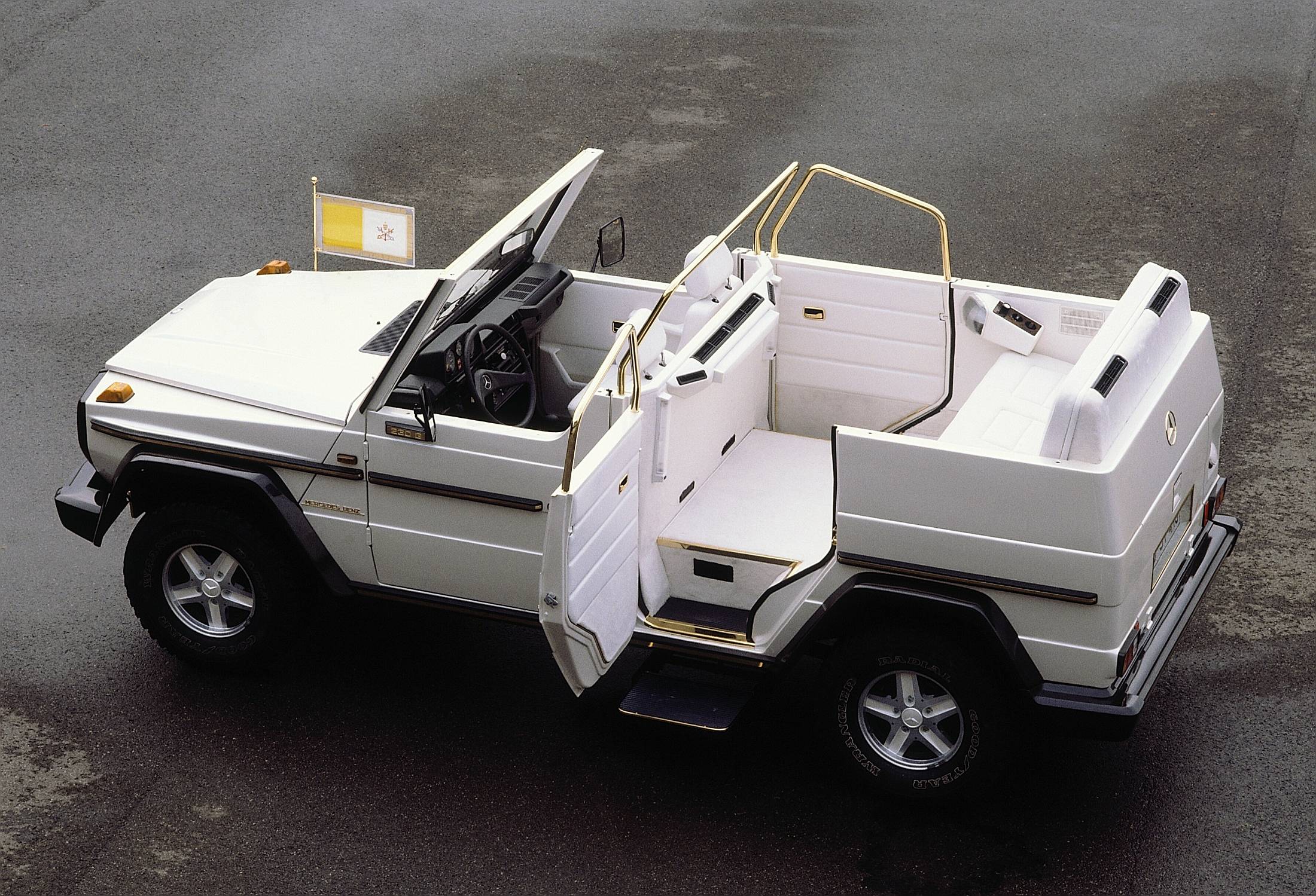 Premiere vor 40 Jahren: „Papamobil“ auf Basis der Mercedes-Benz G-Klasse

Premiere 40 years ago: “Popemobile” based on the Mercedes-Benz G-Class