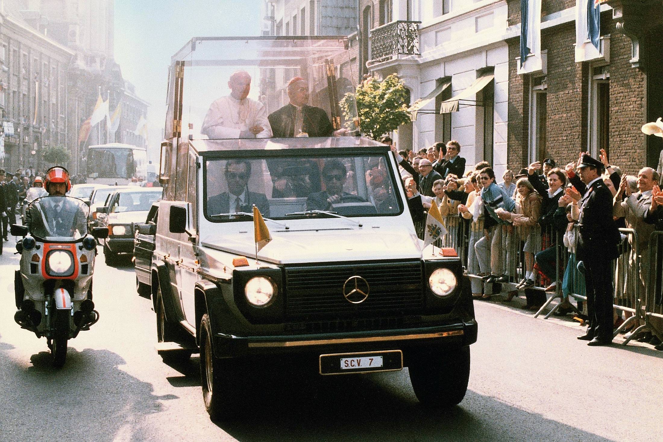 Premiere vor 40 Jahren: „Papamobil“ auf Basis der Mercedes-Benz G-Klasse

Premiere 40 years ago: “Popemobile” based on the Mercedes-Benz G-Class