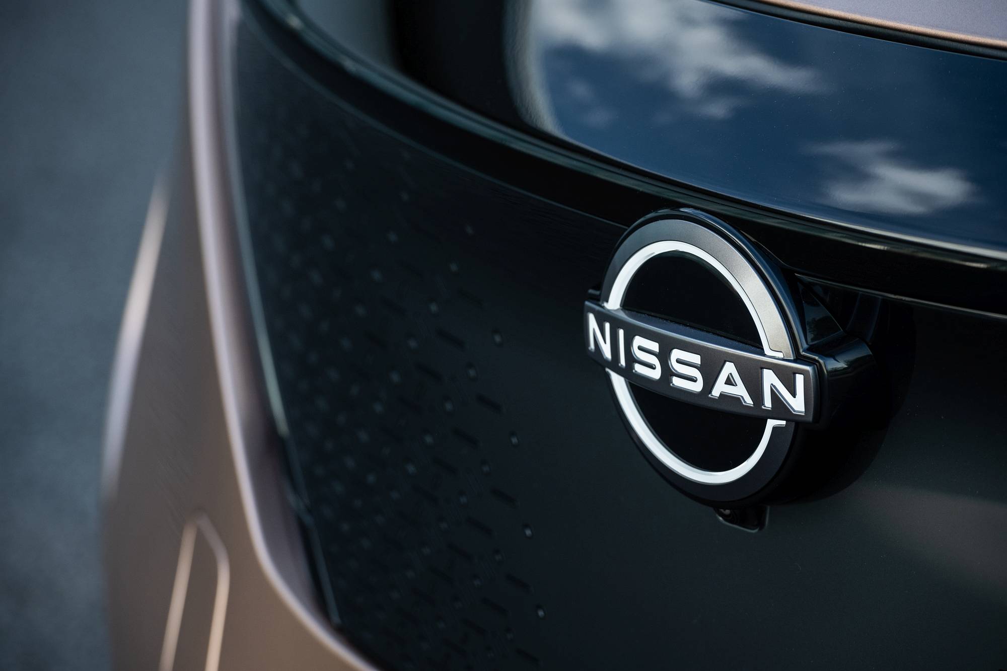 Nissan Ariya badge_Front BI