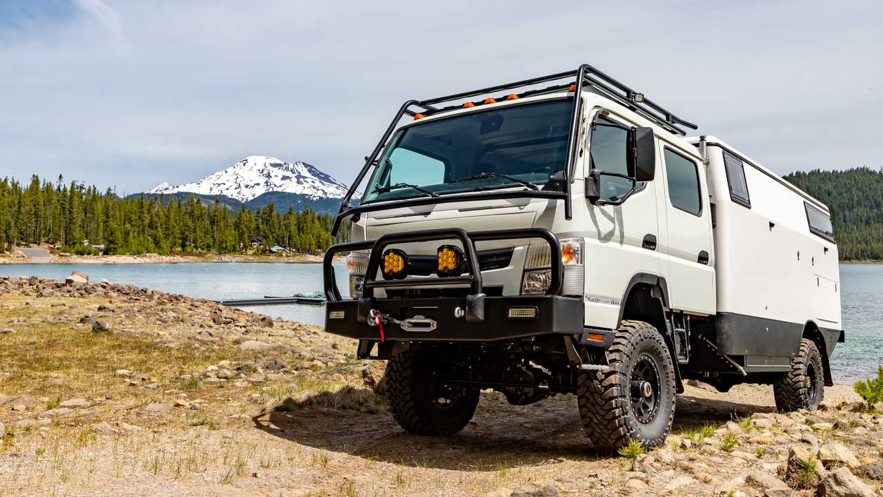 earthcruiser-dual-cab-overland-vehicle (2)