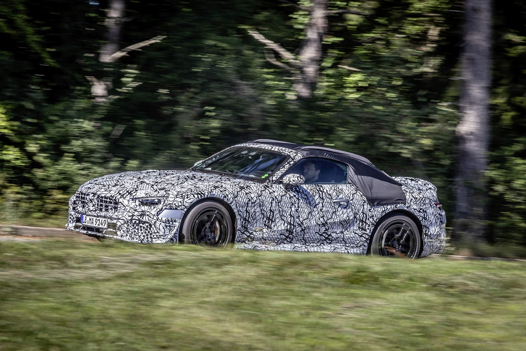 Die Legende lebt: Vorserienfahrzeuge des neuen SL Roadster starten zu ausführlichen Straßentests

The legend lives on: pre-production vehicles of the new SL Roadster embark on extensive road tests