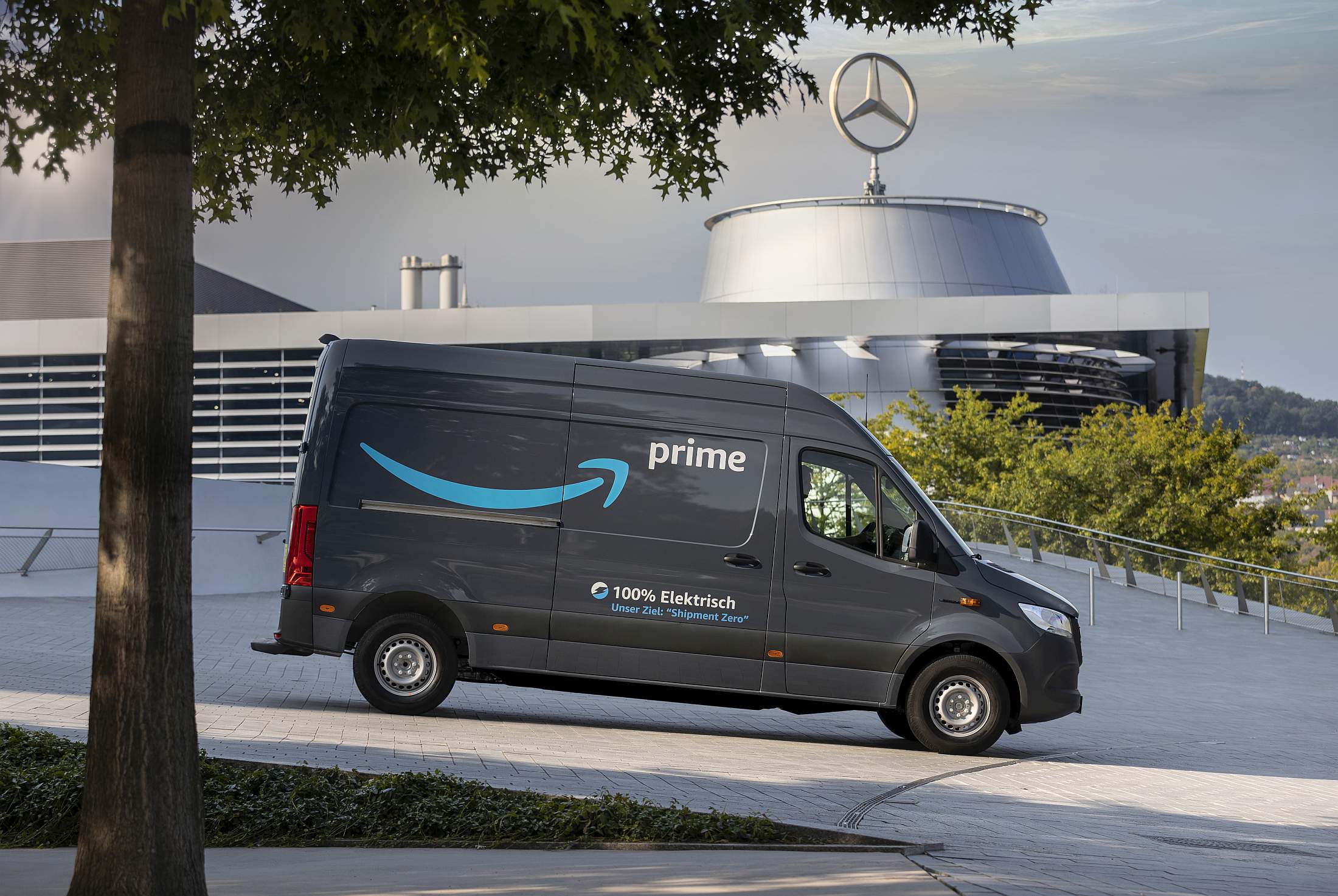 Global denken und lokal handeln:  Mercedes-Benz und Amazon setzen sich gemeinsam für Klimaschutz ein und bringen lokal emissionsfreie Mobilität auf die StraßeThink global and act local:  Mercedes-Benz and Amazon jointly advocate climate protection and