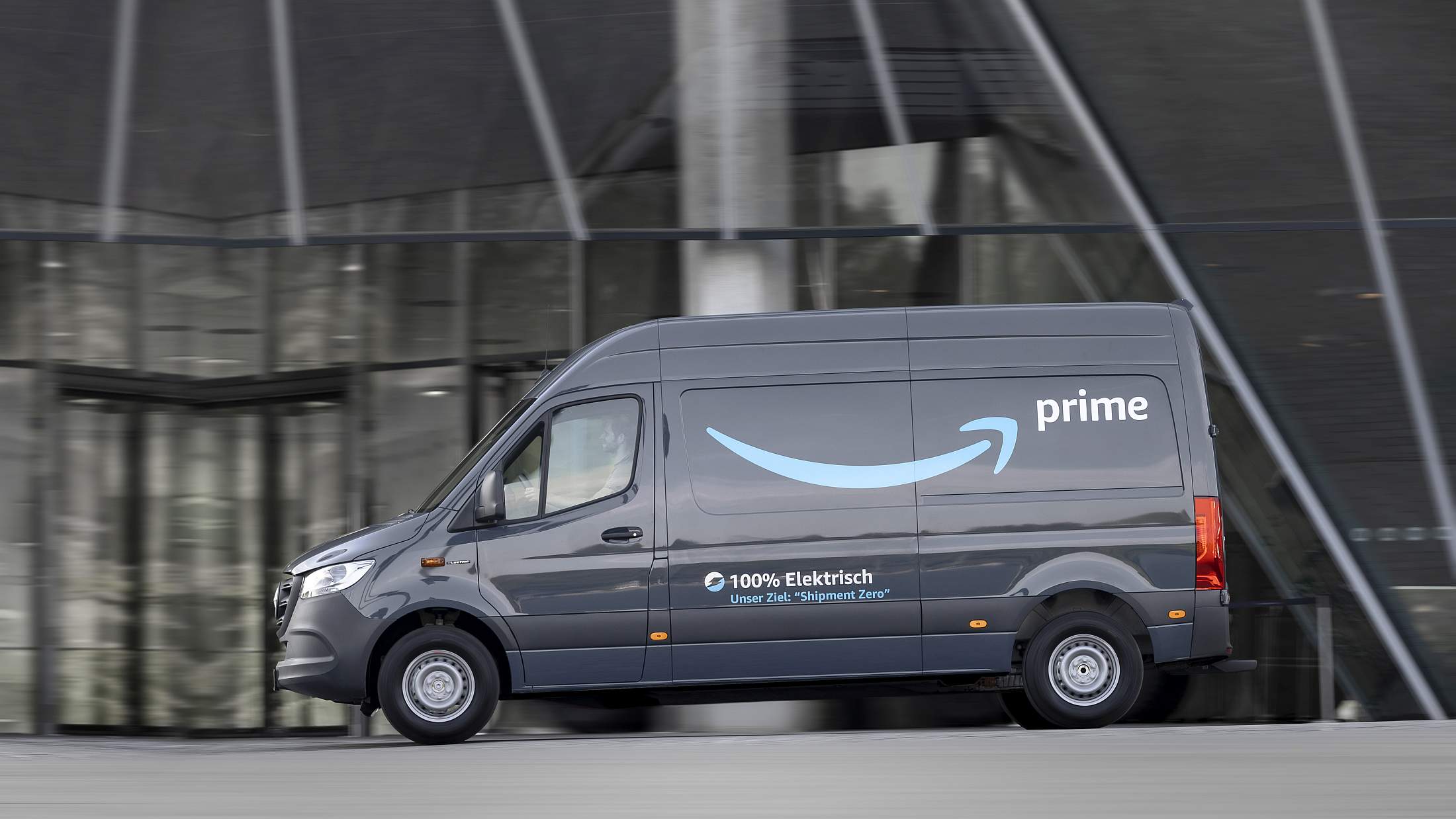 Global denken und lokal handeln:  Mercedes-Benz und Amazon setzen sich gemeinsam für Klimaschutz ein und bringen lokal emissionsfreie Mobilität auf die StraßeThink global and act local:  Mercedes-Benz and Amazon jointly advocate climate protection and