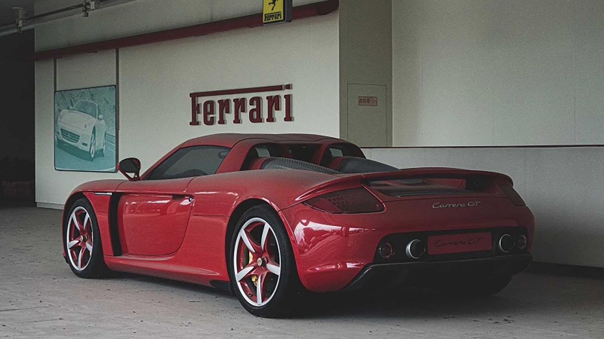 abandoned-porsche-carrera-gt-rear-corner-view