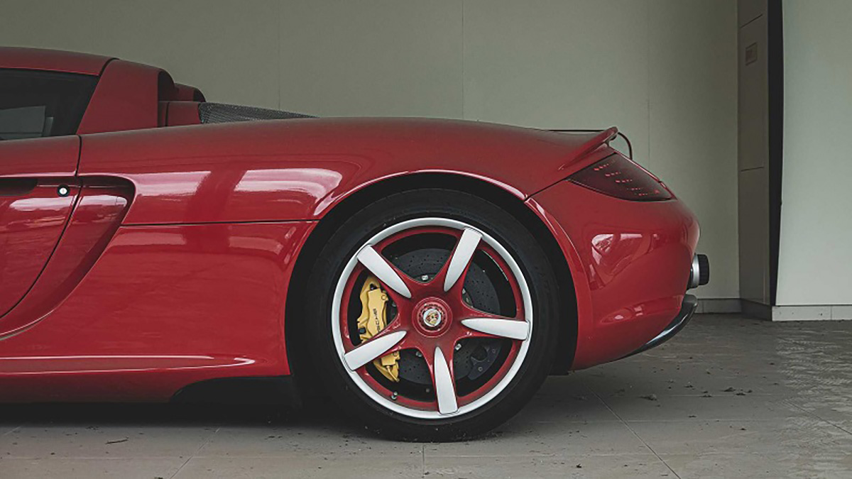 abandoned-porsche-carrera-gt-rear-side-profile