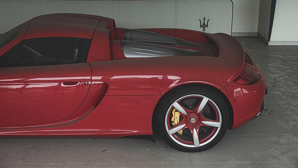 abandoned-porsche-carrera-gt-roof-and-engine