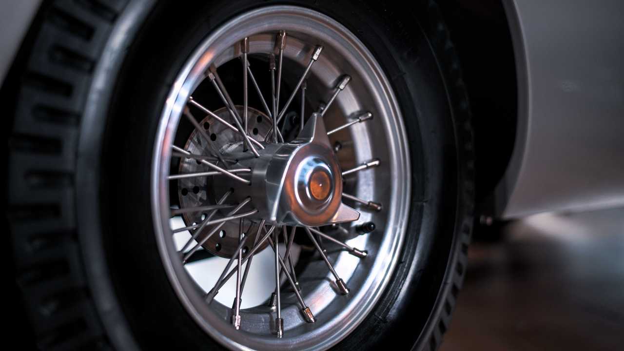 aston-martin-db5-junior-wheel