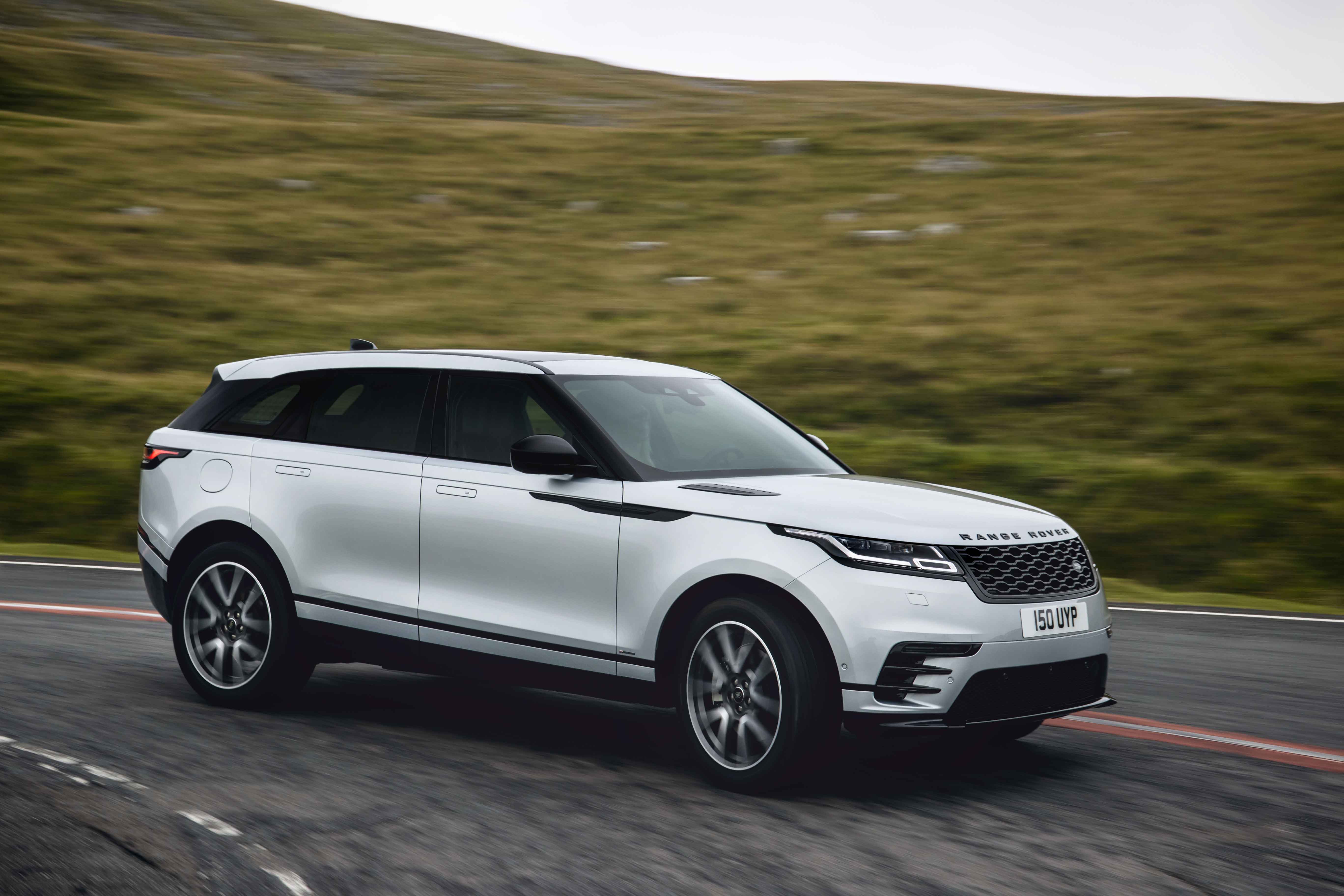 13-Velar-21MY-P400e-road