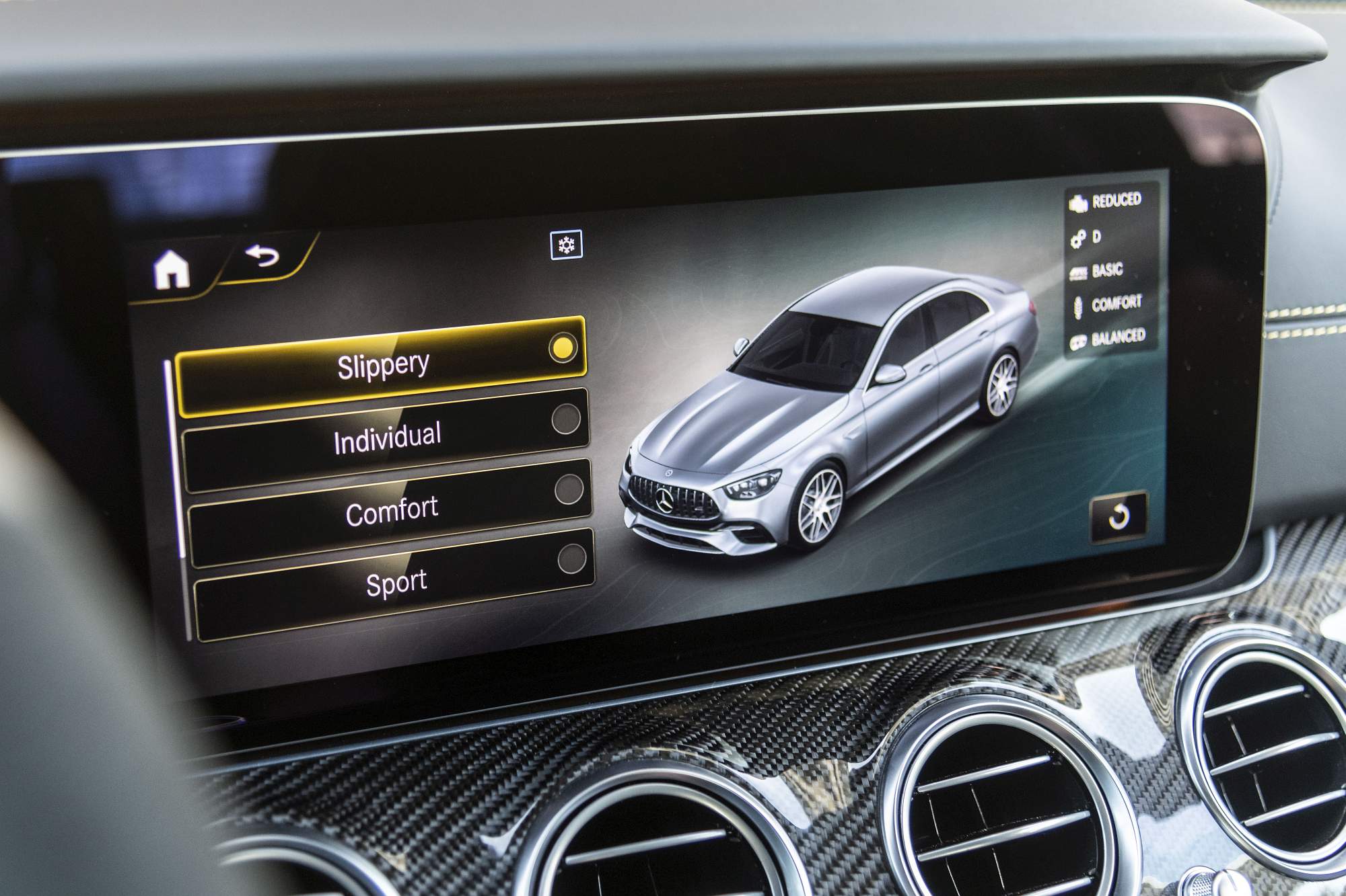 Der neue Mercedes-AMG E63s

The new Mercedes-AMG E63s