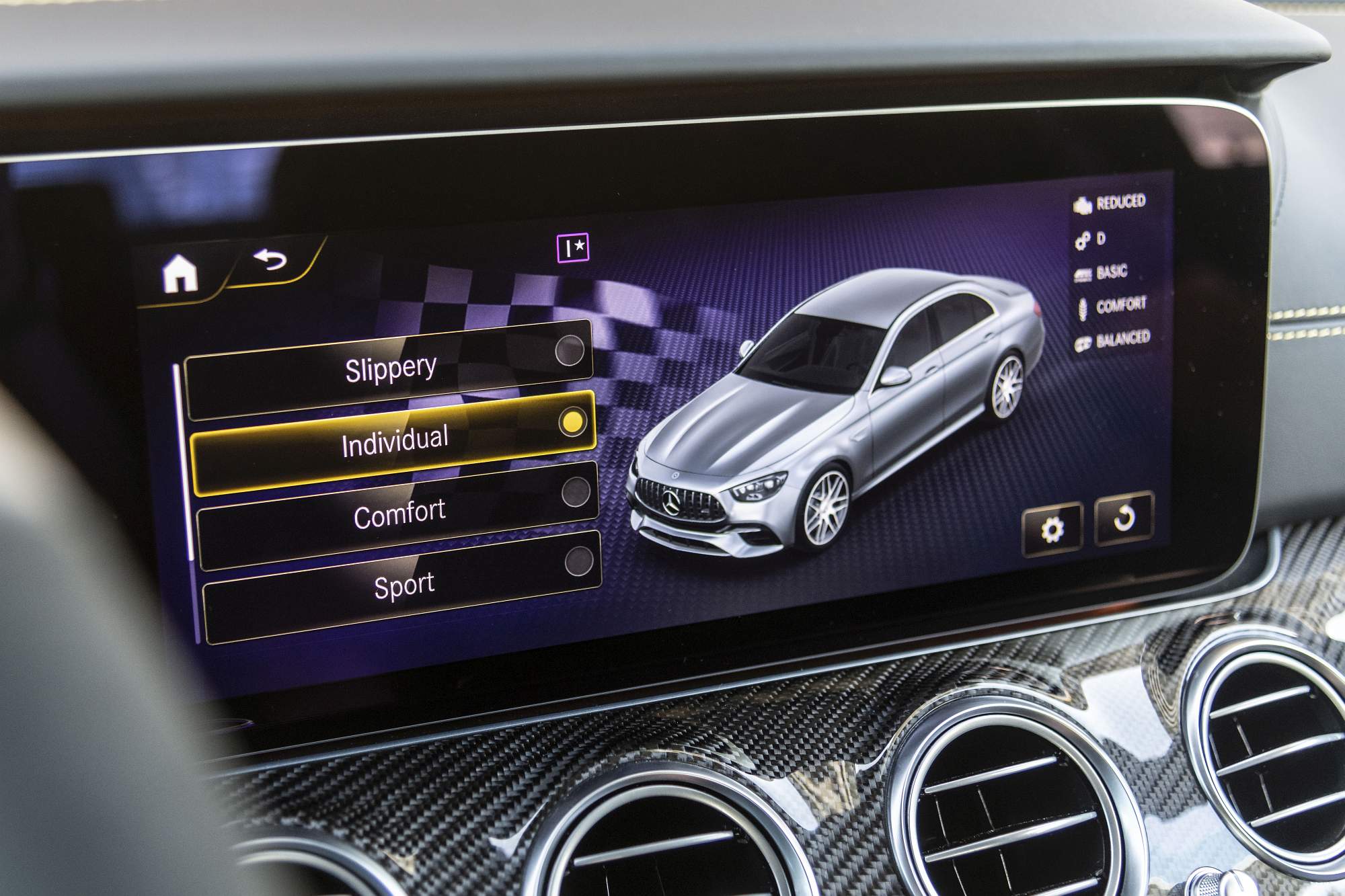 Der neue Mercedes-AMG E63s

The new Mercedes-AMG E63s