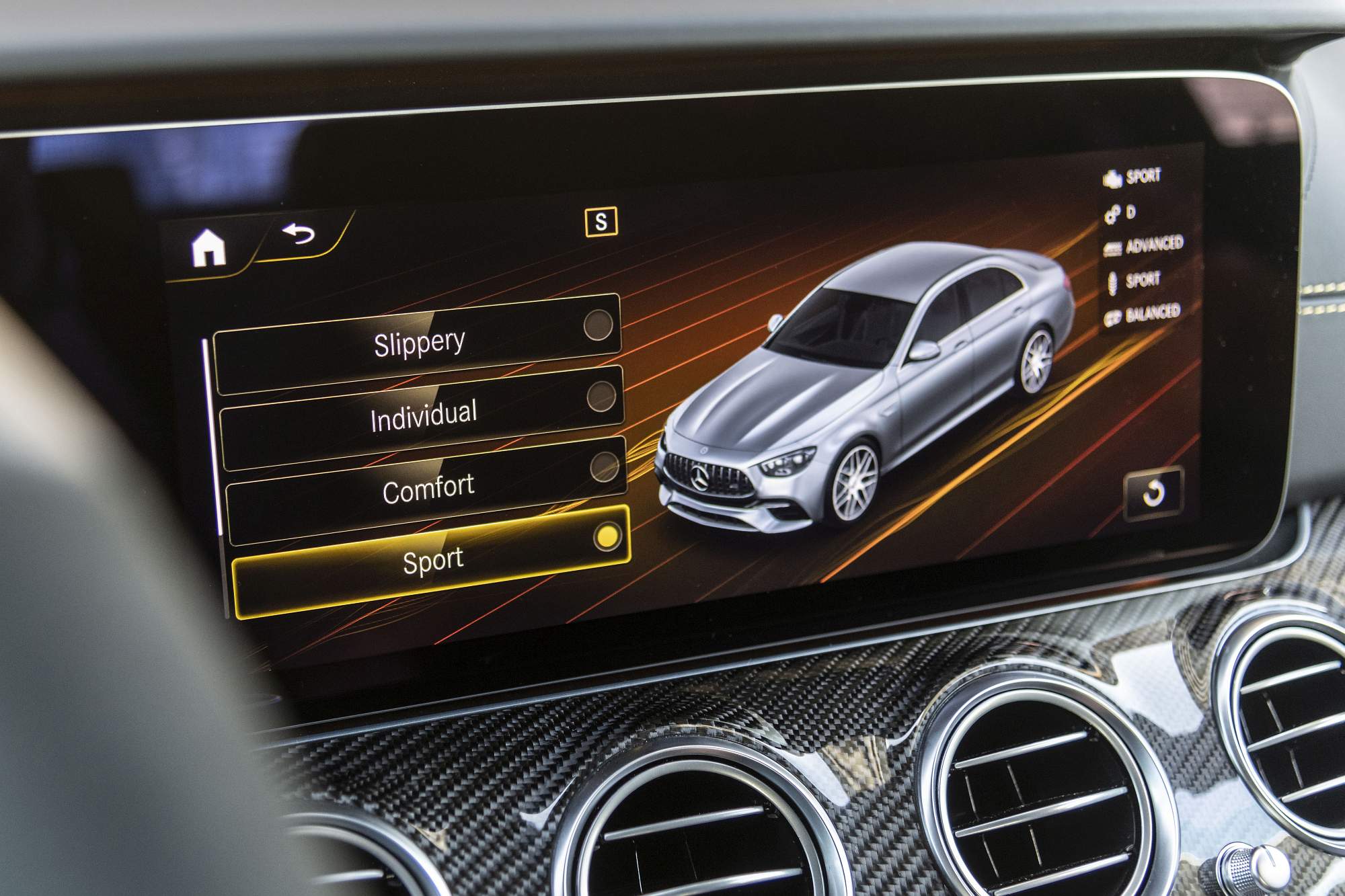 Der neue Mercedes-AMG E63s

The new Mercedes-AMG E63s