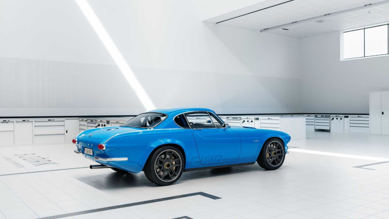 VolvoP1800Cyan2020_lattras