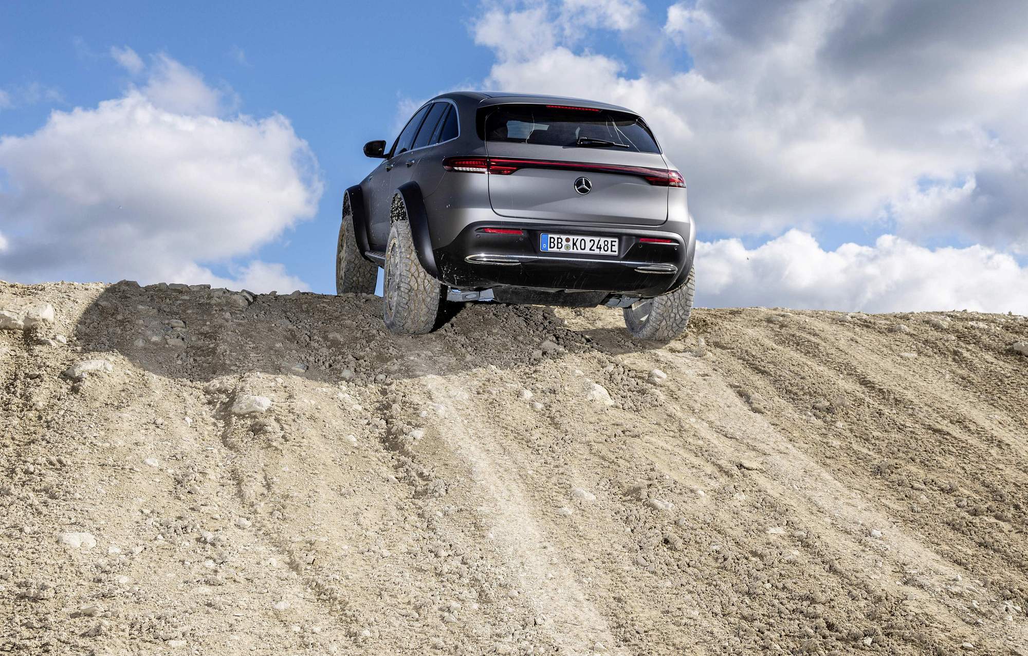 Elektroauto der Extreme: Elektrischer Luxus goes offroad: Elektromobilität wird abenteuerlustig

Electric car of extremes: Electric luxury goes off-road: Electric mobility develops a thirst for adventure