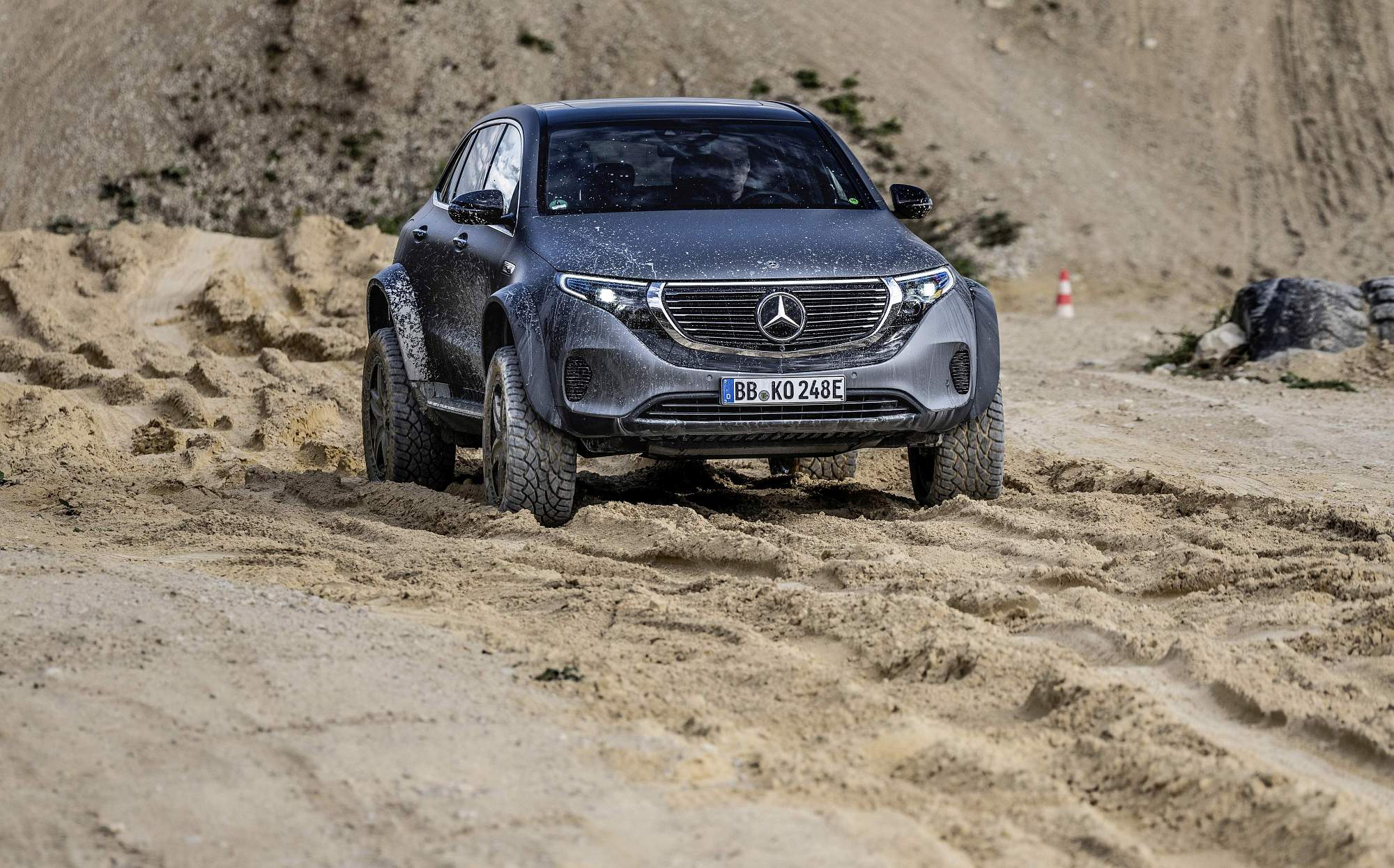 Elektroauto der Extreme: Elektrischer Luxus goes offroad: Elektromobilität wird abenteuerlustig

Electric car of extremes: Electric luxury goes off-road: Electric mobility develops a thirst for adventure