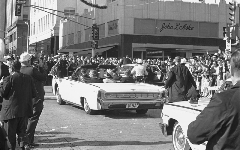 John-Jackie-Kennedy-in-White-Lincoln-Continental-Limo-One-1536×963-1